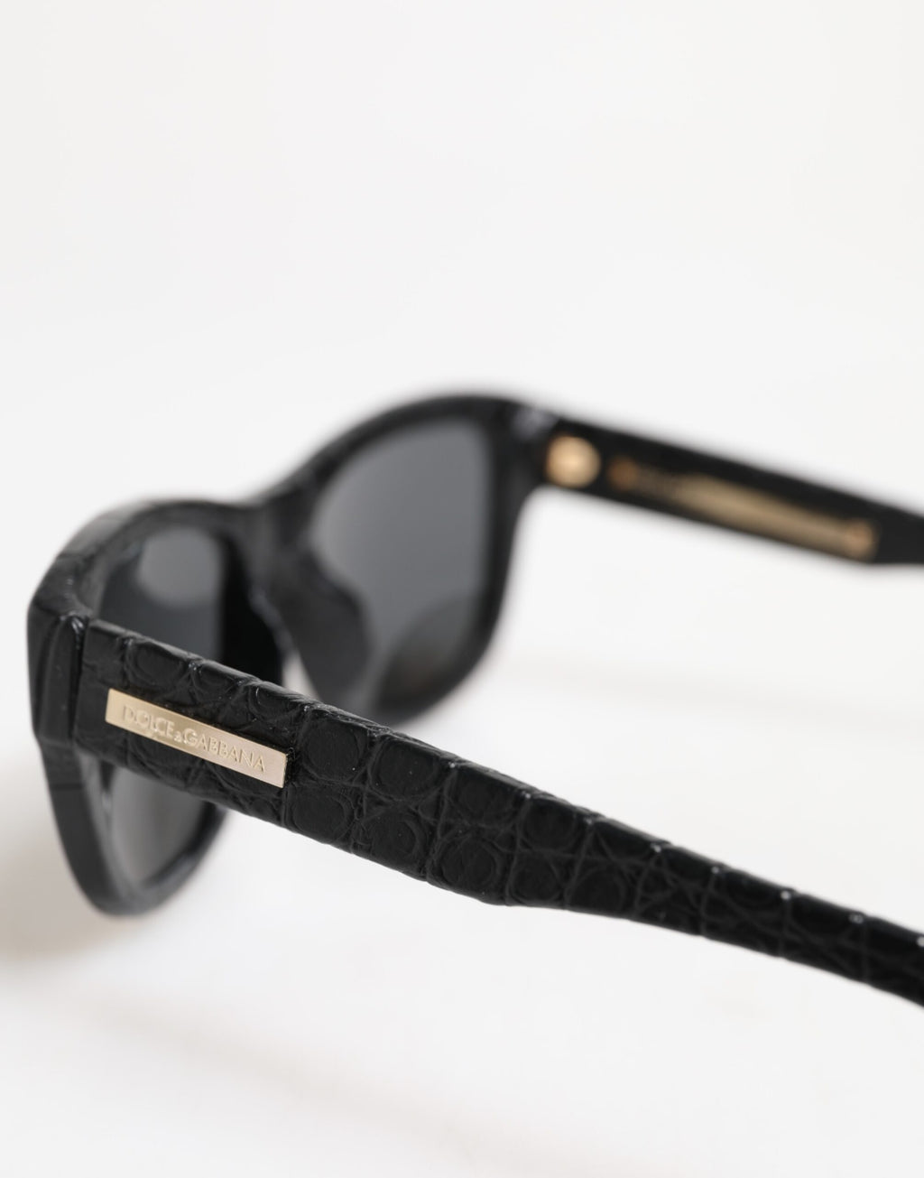 Lunettes de soleil Dolce & Gabbana en cuir noir avec monture rectangulaire et verres teintés, modèle DG4177.