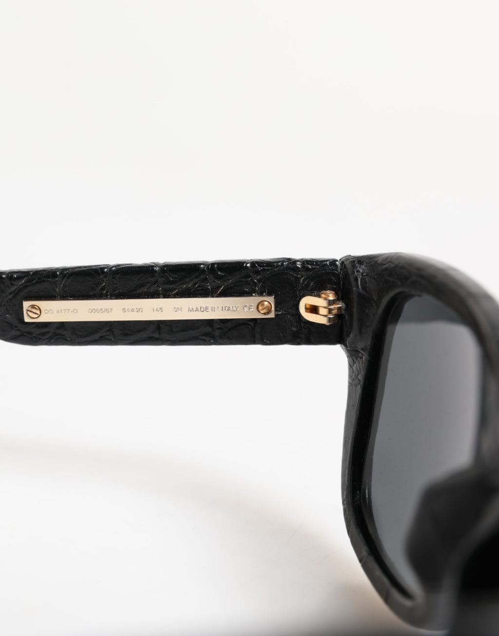 Lunettes de soleil Dolce & Gabbana à monture en cuir noir avec verres teintés, modèle DG4177.