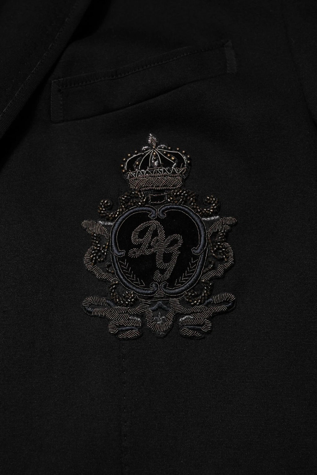 Veste blazer Dolce & Gabbana noire en viscose avec motif couronne DG, style élégant et contemporain.