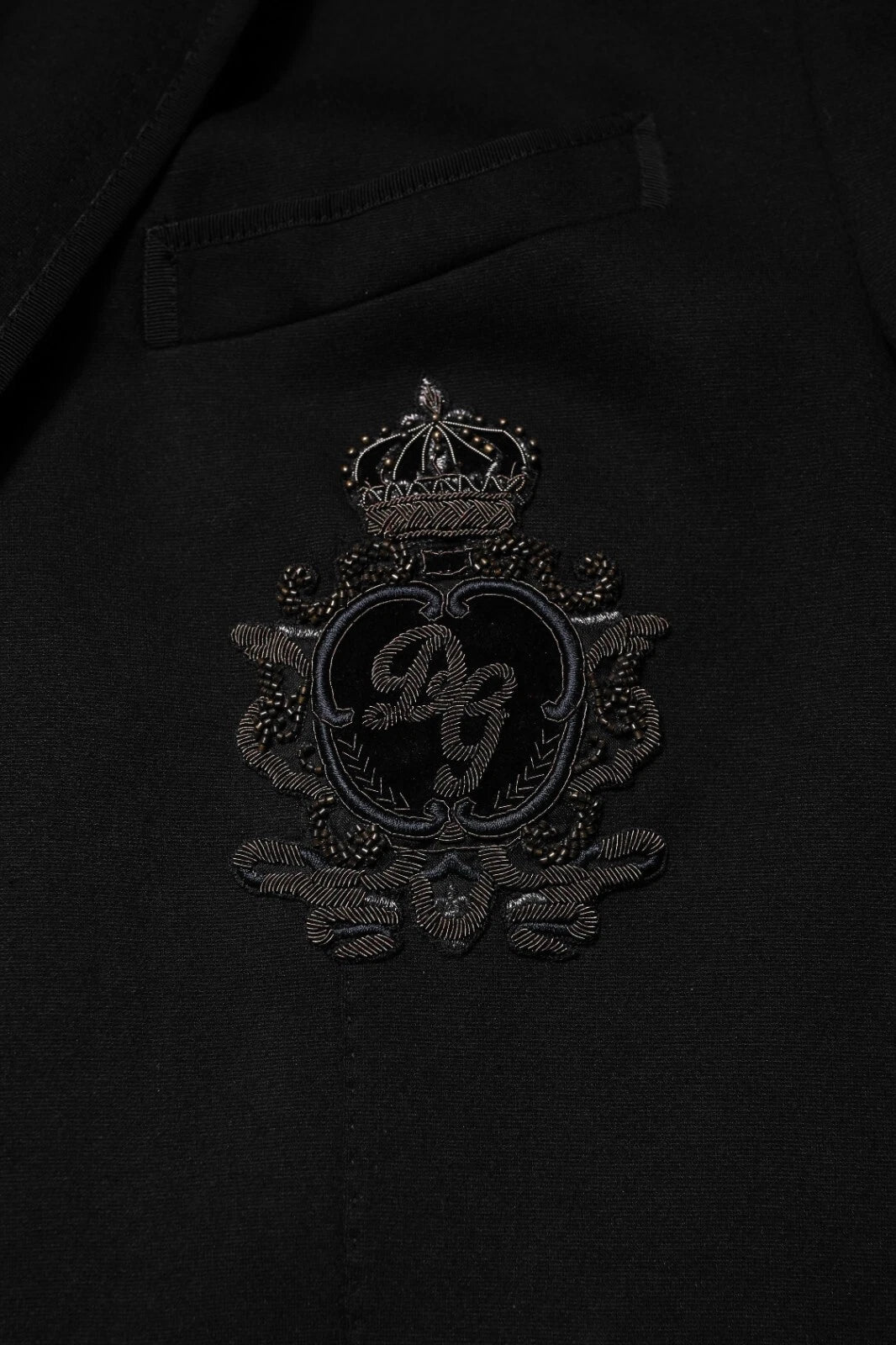 Veste blazer Dolce & Gabbana noire en viscose avec motif couronne DG, style élégant et contemporain.