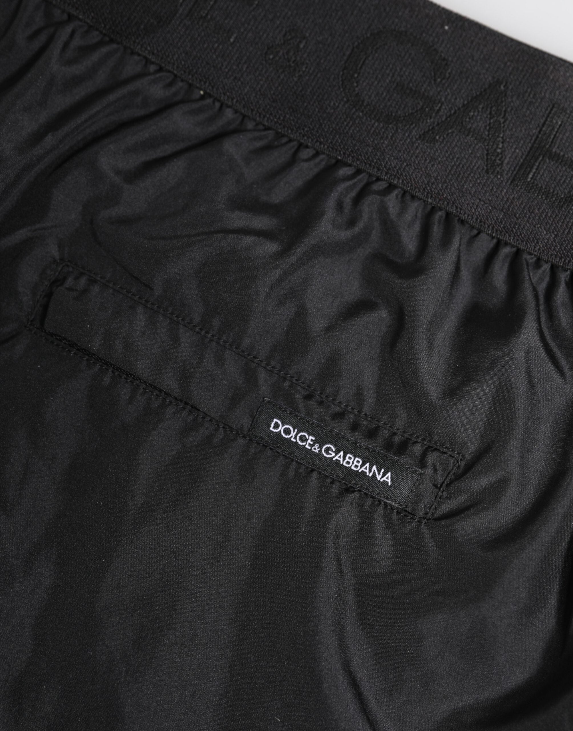 Shorts de bain homme Dolce & Gabbana noirs avec logo imprimé, vêtement de plage léger et stylé.