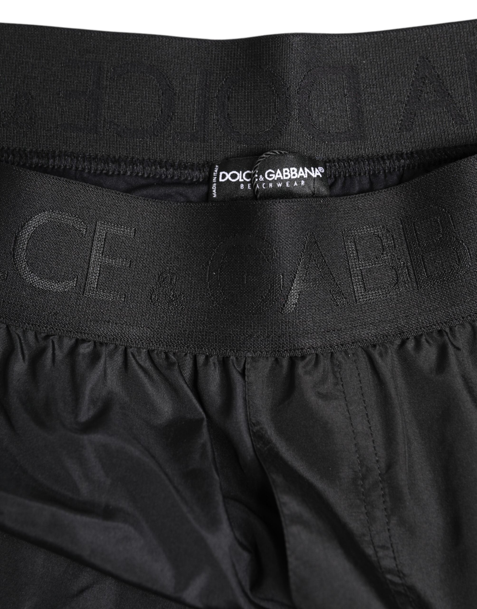 Shorts de bain pour homme Dolce & Gabbana noir à logo imprimé, vêtement de plage élégant et confortable.