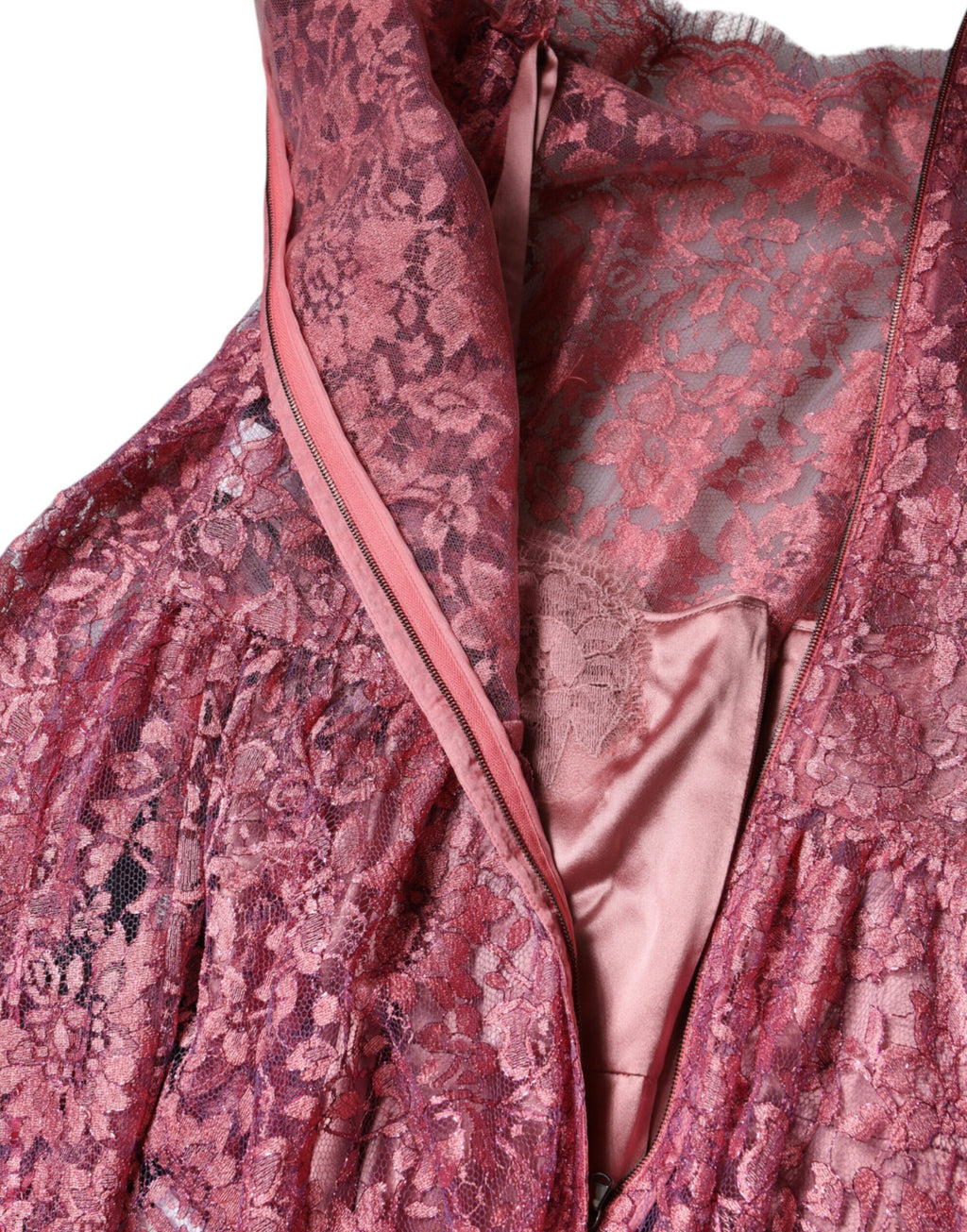 Robe midi en dentelle florale rose Dolce & Gabbana avec manches longues et détails élégants.