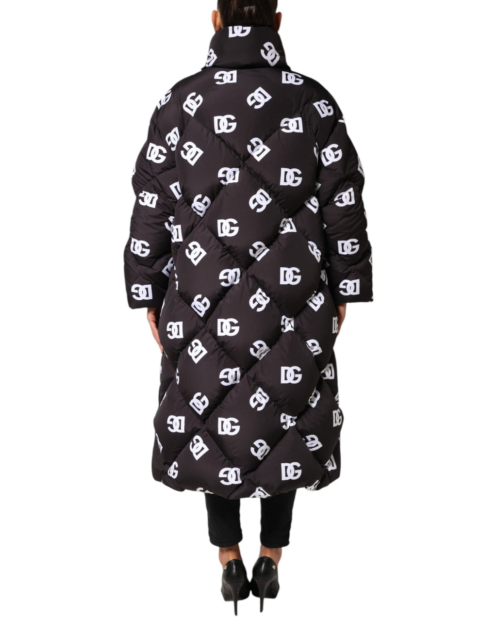 Veste longue matelassée noire Dolce & Gabbana DG Mania Puffer, style chic et chaud, avec fermeture à glissière et col remontant.
