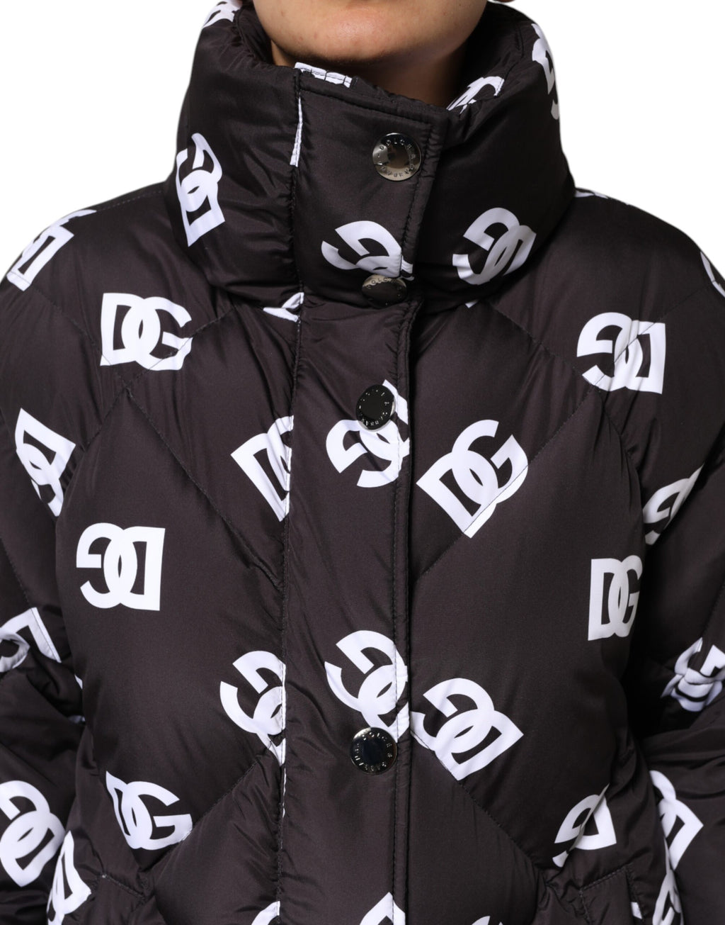 Manteau long matelassé noir Dolce & Gabbana DG Mania Puffer, veste élégante en duvet avec col montant et fermeture zippée.