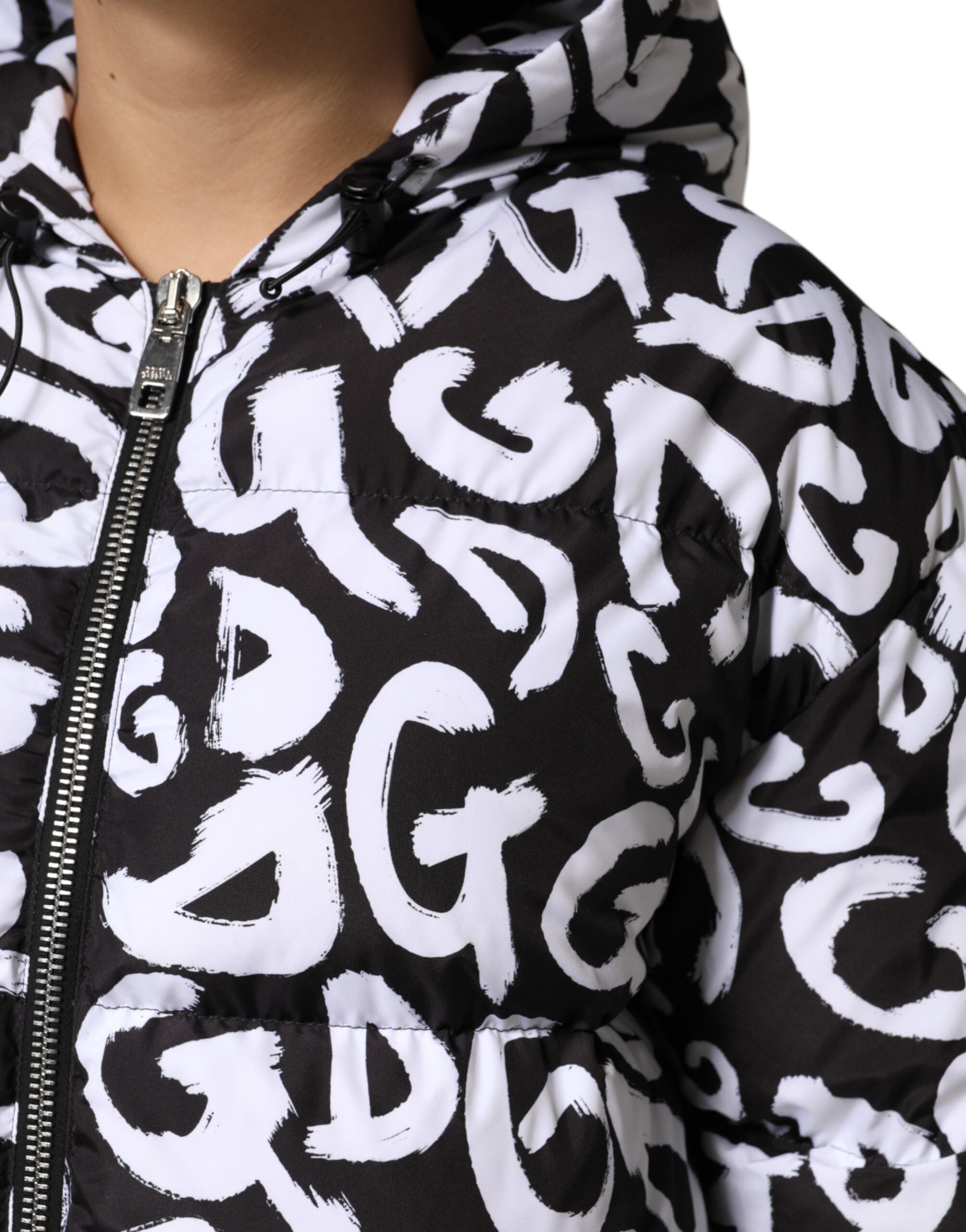 Manteau long à capuche noir et blanc Dolce & Gabbana DG Mania, veste élégante en tissu léger avec détails modernes.