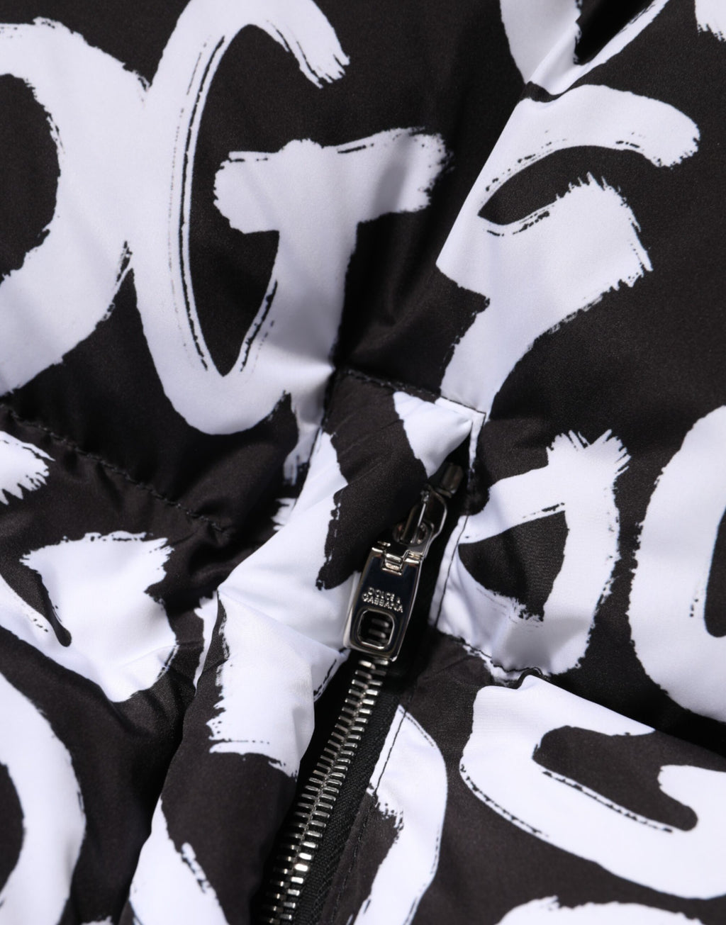 Manteau long à capuche noir et blanc Dolce & Gabbana DG Mania, veste élégante en tissu épais avec fermeture éclair.
