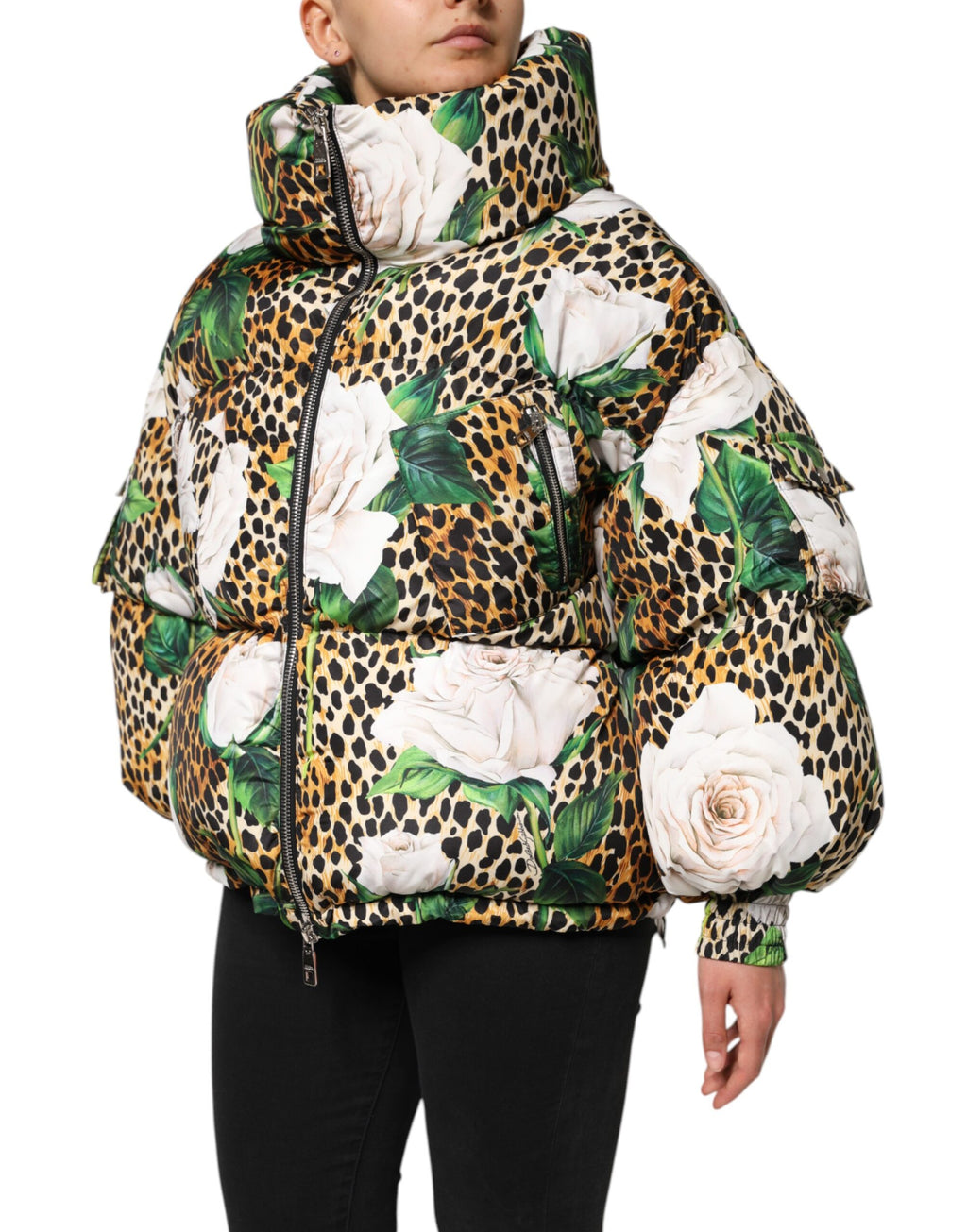 Veste matelassée Dolce & Gabbana à motifs léopard multicolores et roses, style puffer chaud et tendance.