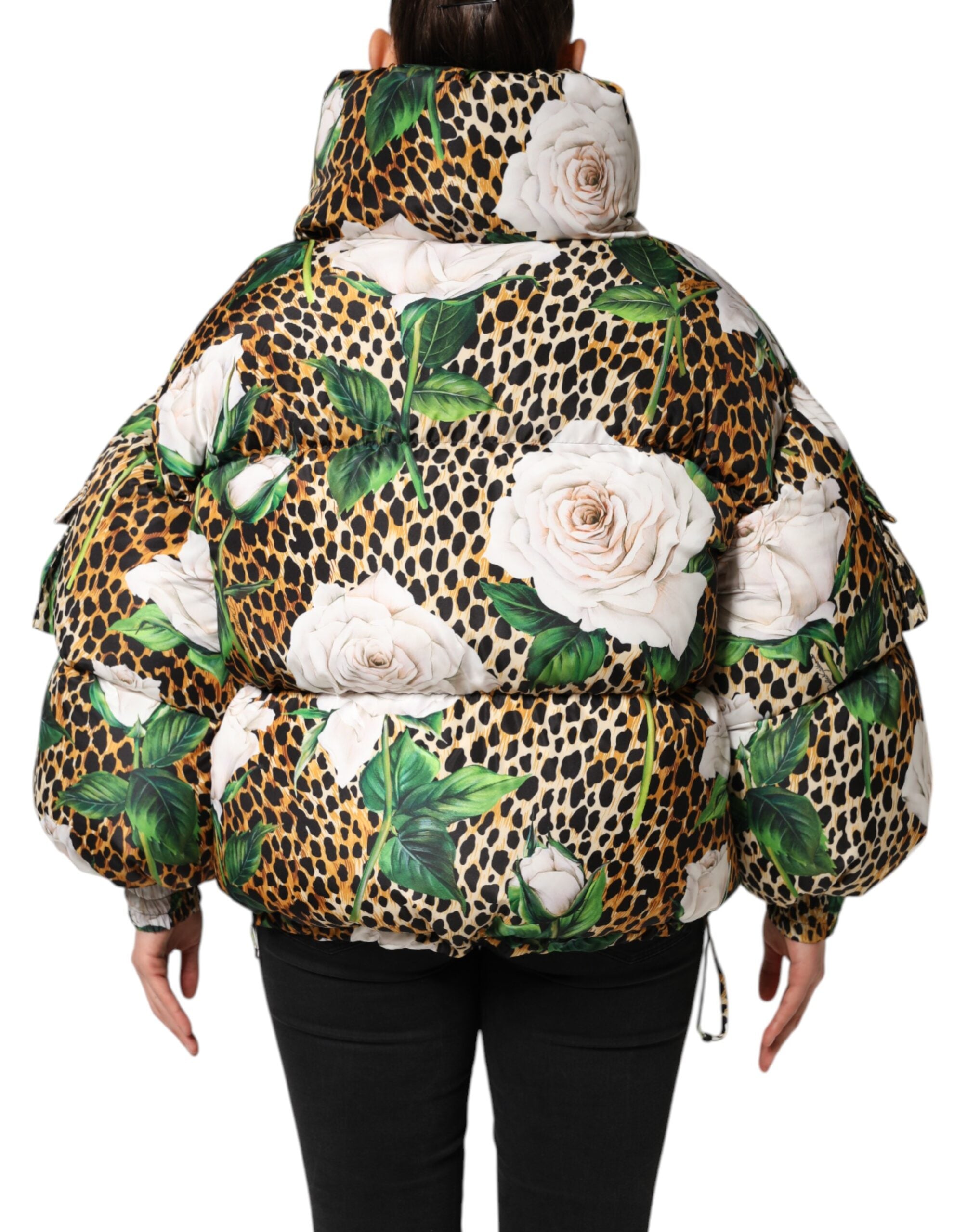 Doudoune matelassée Dolce & Gabbana à motif léopard multicolore et roses, style chaud et tendance.