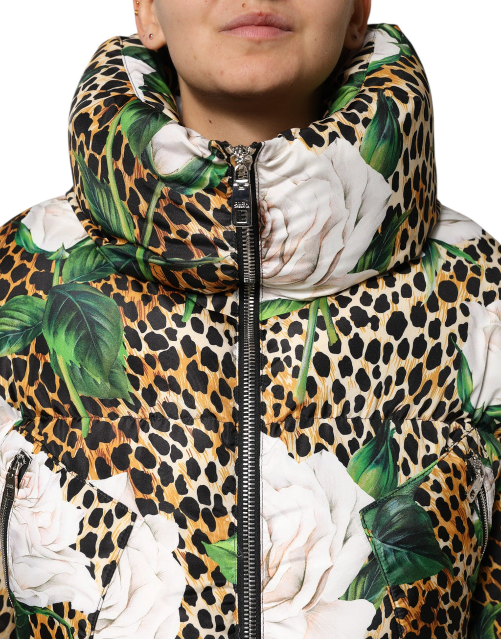 Veste matelassée Dolce & Gabbana à motif léopard multicolore et roses, style chic et tendance.