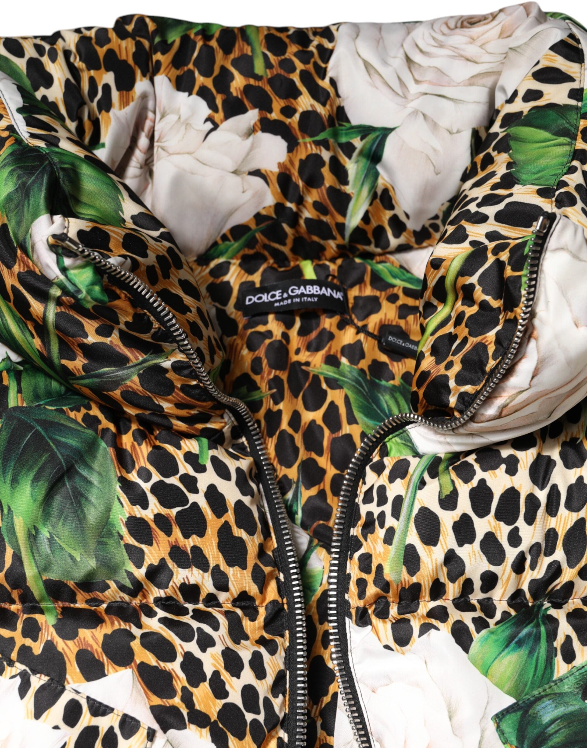 Veste matelassée Dolce & Gabbana à motifs léopard multicolores et roses, style puffer chaud et tendance.