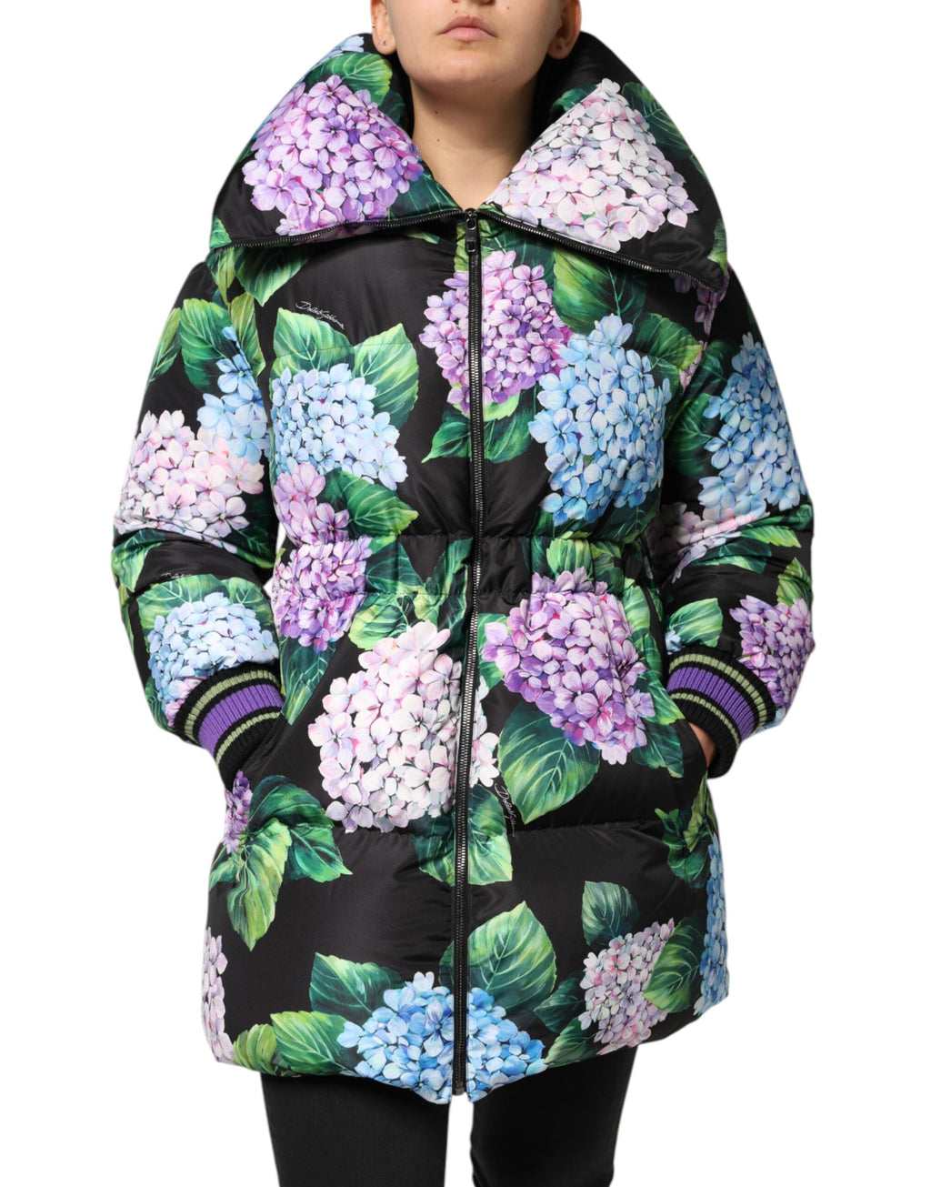 Veste matelassée Dolce & Gabbana à imprimé floral multicolore, style puffer, avec design quilté visible sur l'image.