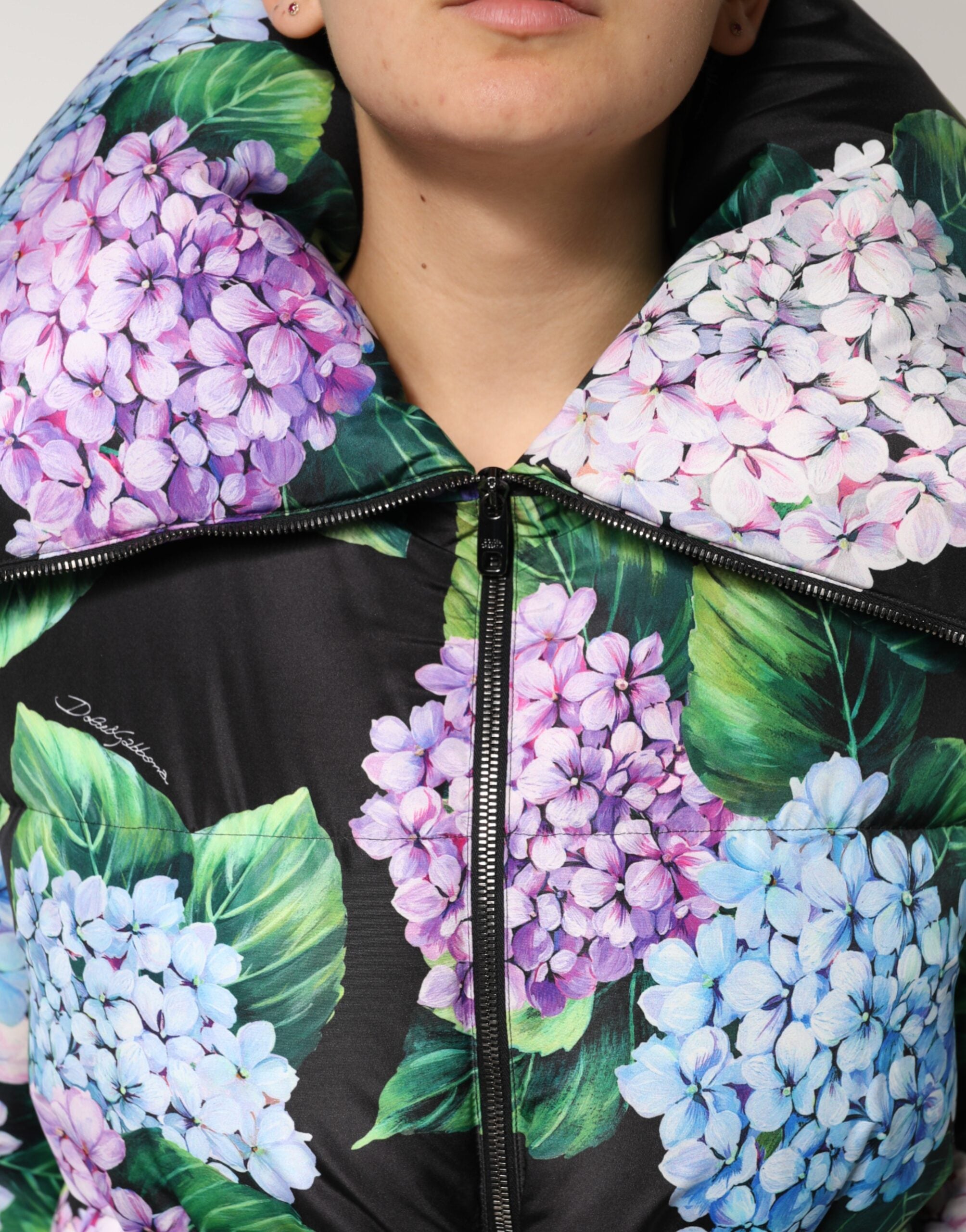 Veste matelassée à fleurs multicolores de Dolce & Gabbana, chaud et stylé, avec design quilté et coupe tendance.