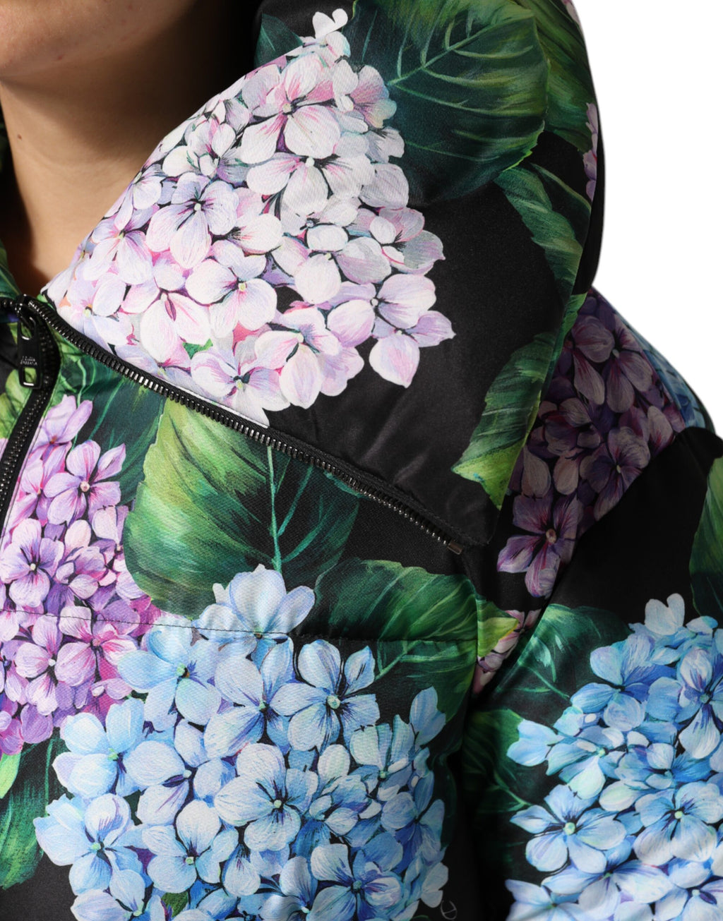 Veste matelassée à motifs floraux multicolores de Dolce & Gabbana, coupe élégante et style tendance.