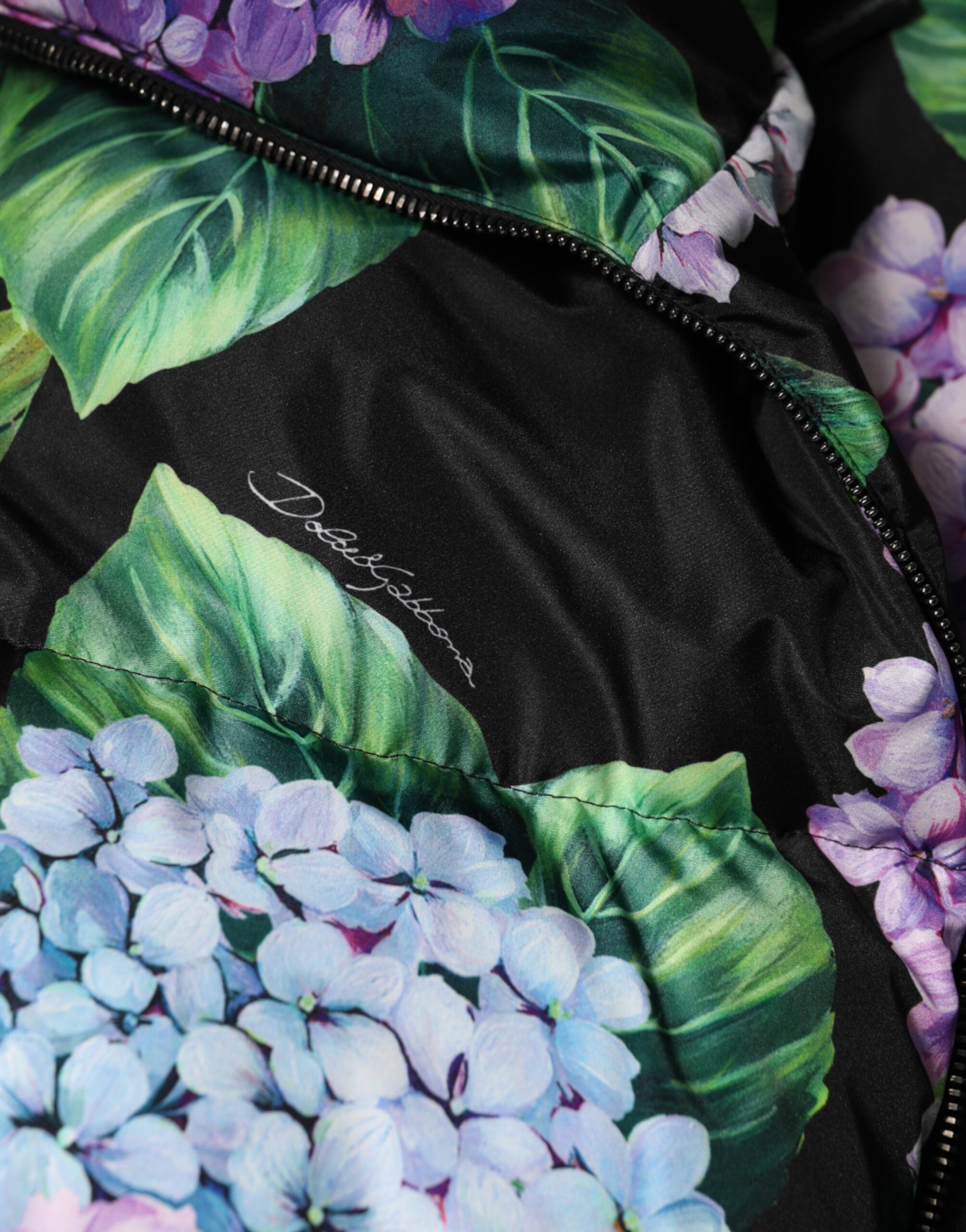 Veste matelassée Dolce & Gabbana à motif floral multicolore, style puffe avec quilting, pour femme.