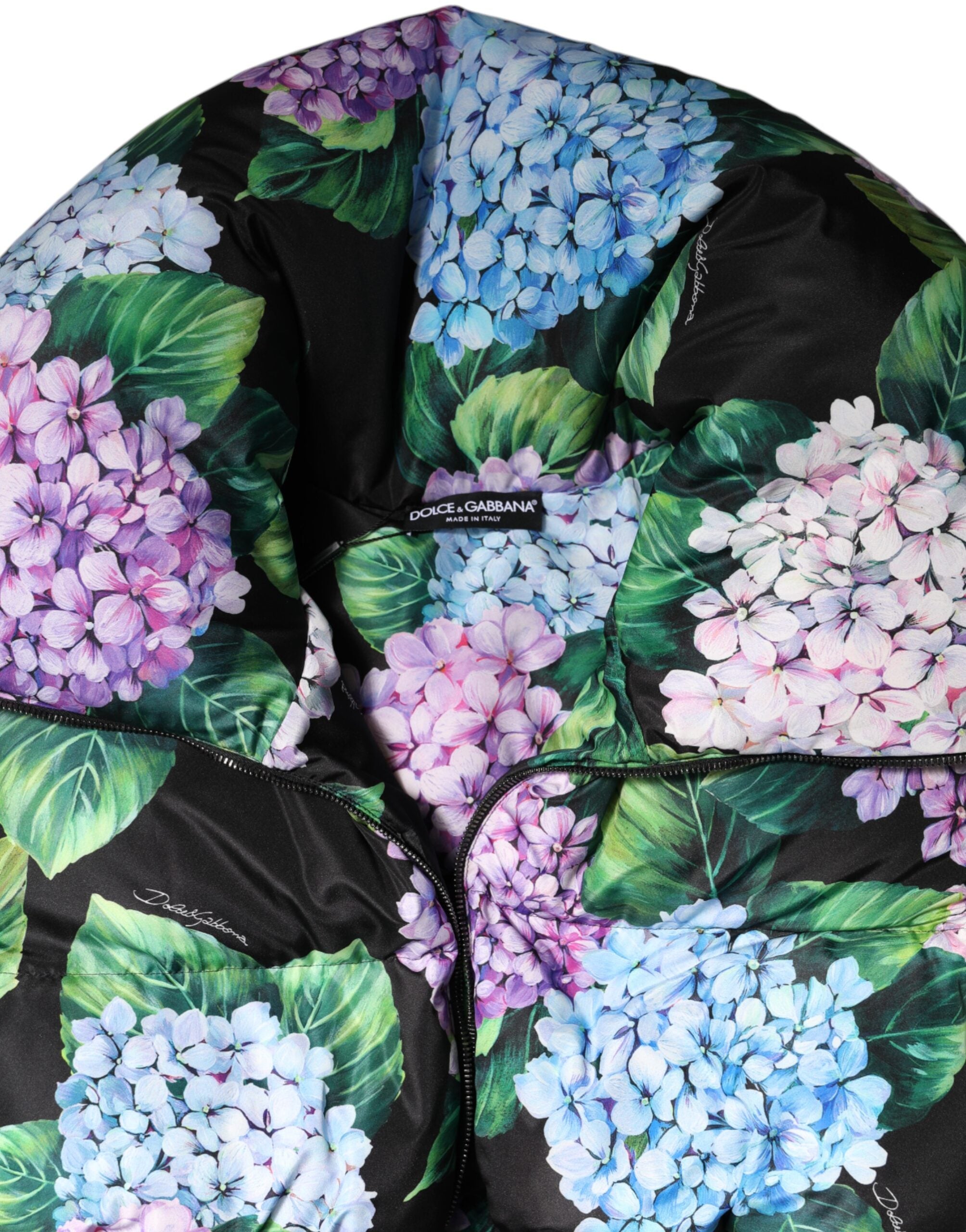 Veste matelassée Dolce & Gabbana à imprimé floral multicolore, style puffer et chaud, pour un look élégant et tendance.