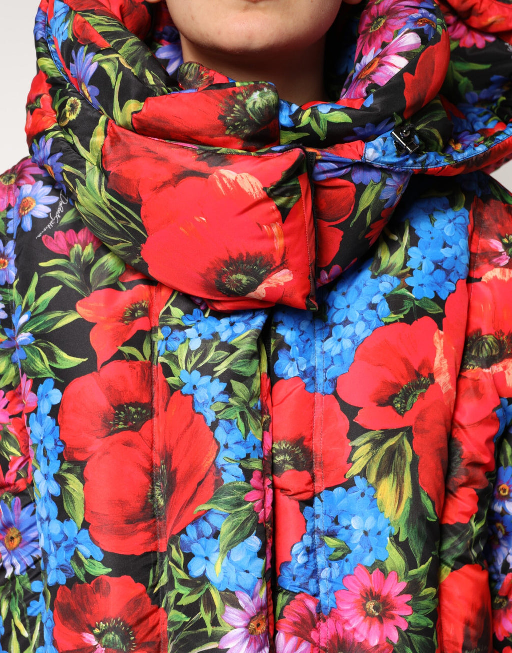 Doudoune Dolce & Gabbana multicolore avec capuche, motif floral, coupe ample et détails tendance, en tissu matelassé.