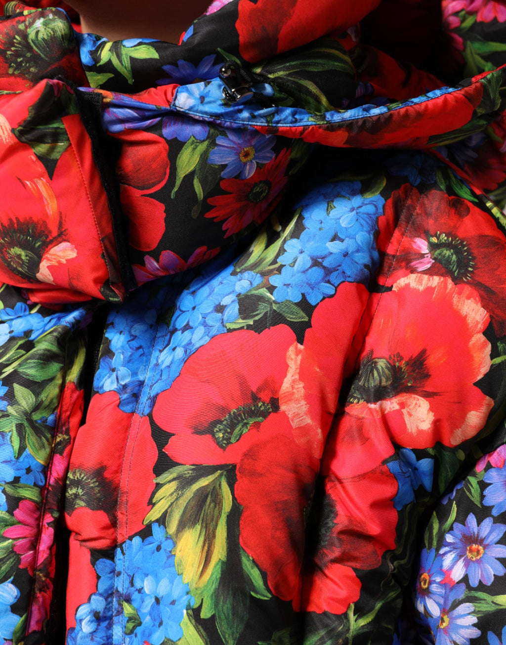 Doudoune Dolce & Gabbana multicolore à fleurs avec capuche, style puffer, veste chaude et tendance.