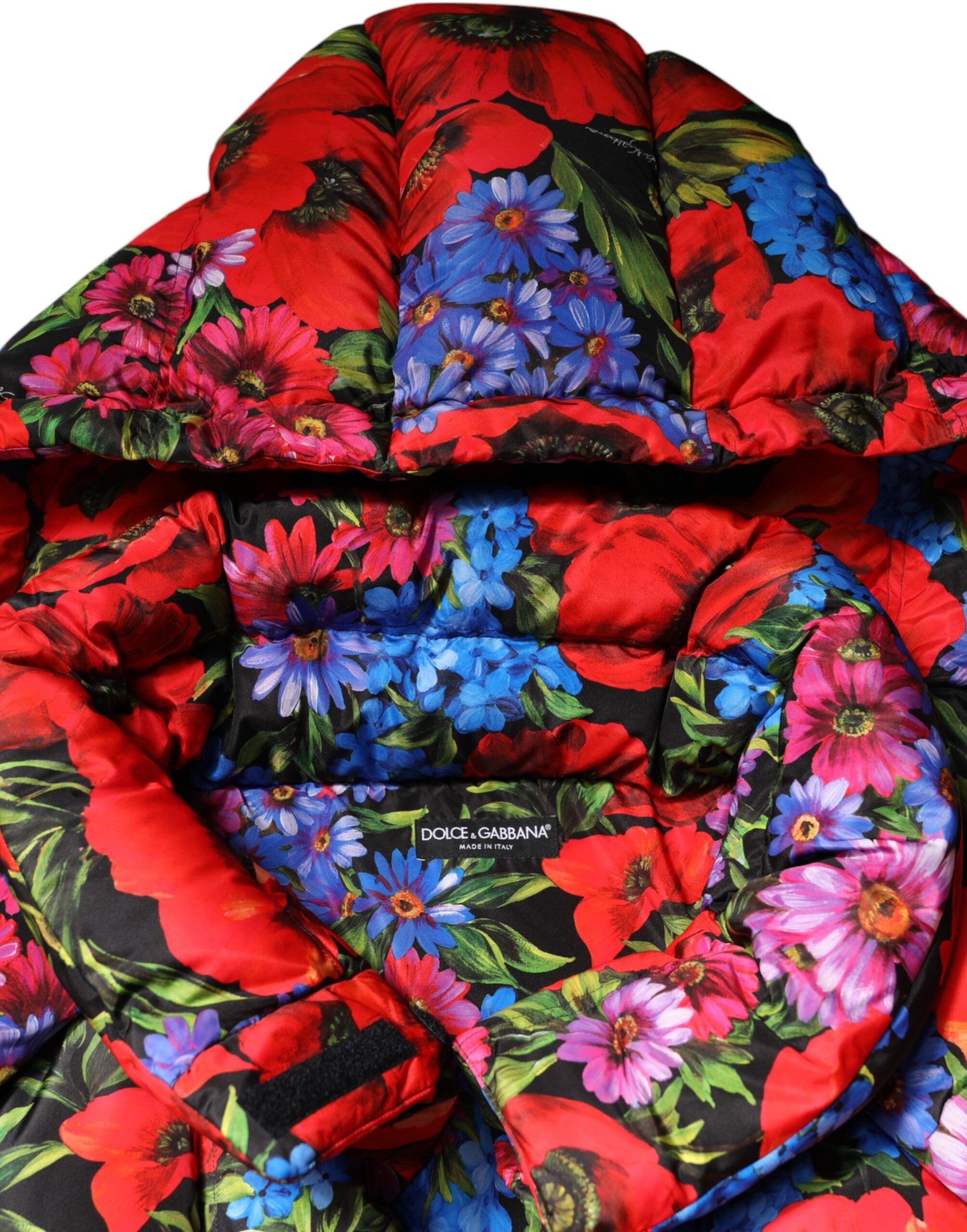 Doudoune à capuche Dolce & Gabbana multicolore avec motif floral, veste puffer chaude et tendance pour femmes.