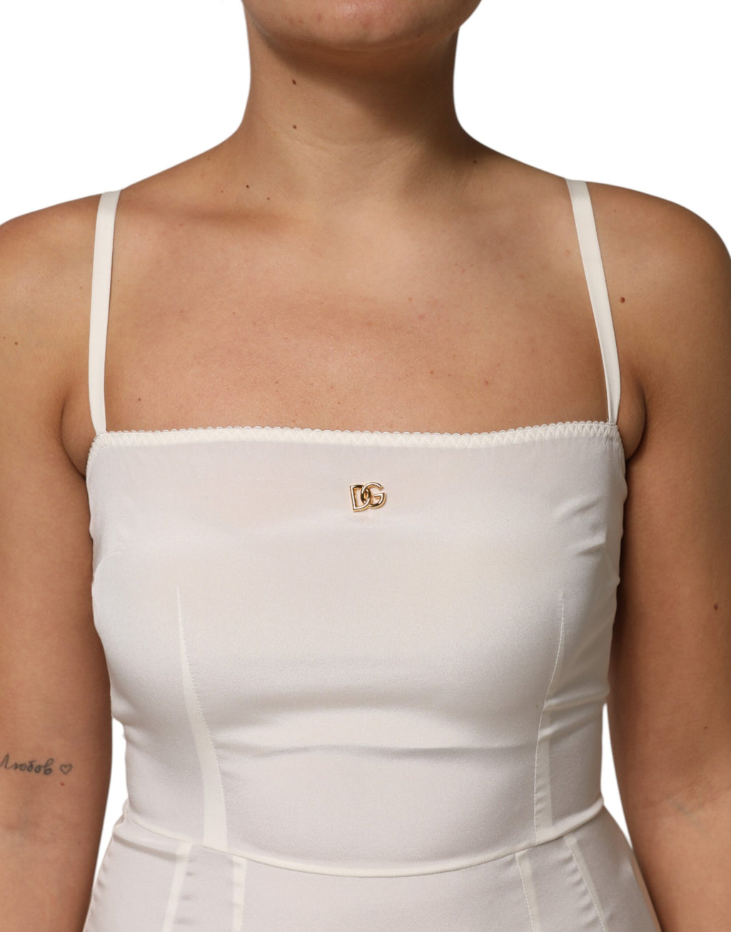 Nuisette blanche en soie Dolce & Gabbana avec logo DG, vêtement de nuit élégante et fluide.
