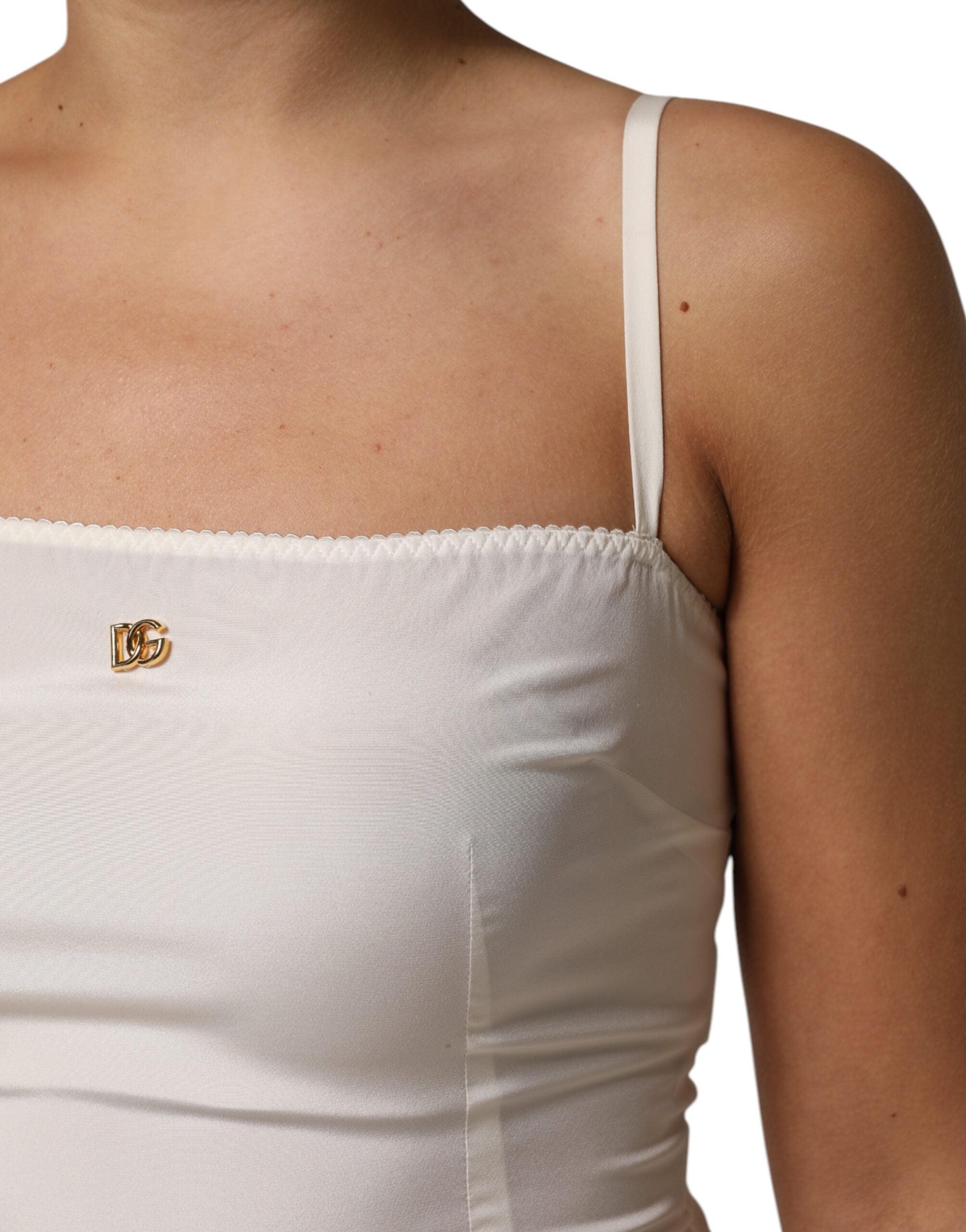 Nuisette blanche en soie Dolce & Gabbana avec logo DG, vêtement de nuit élégante et douce, vue de l'avant.
