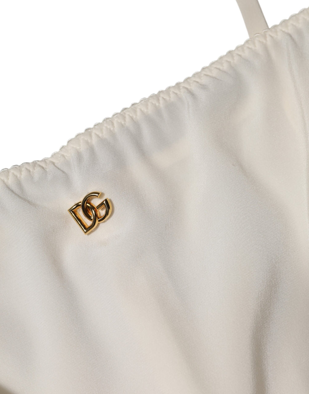 Nuisette blanche en soie Dolce & Gabbana avec logo DG, robe de nuit élégante et confortable, vue de face.