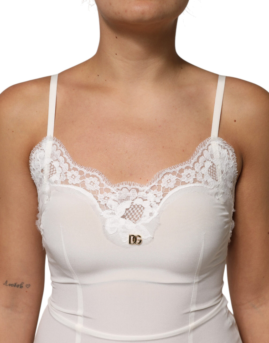 Robe de nuit en soie blanche Dolce & Gabbana avec dentelle, logo doré DG et détails élégants.