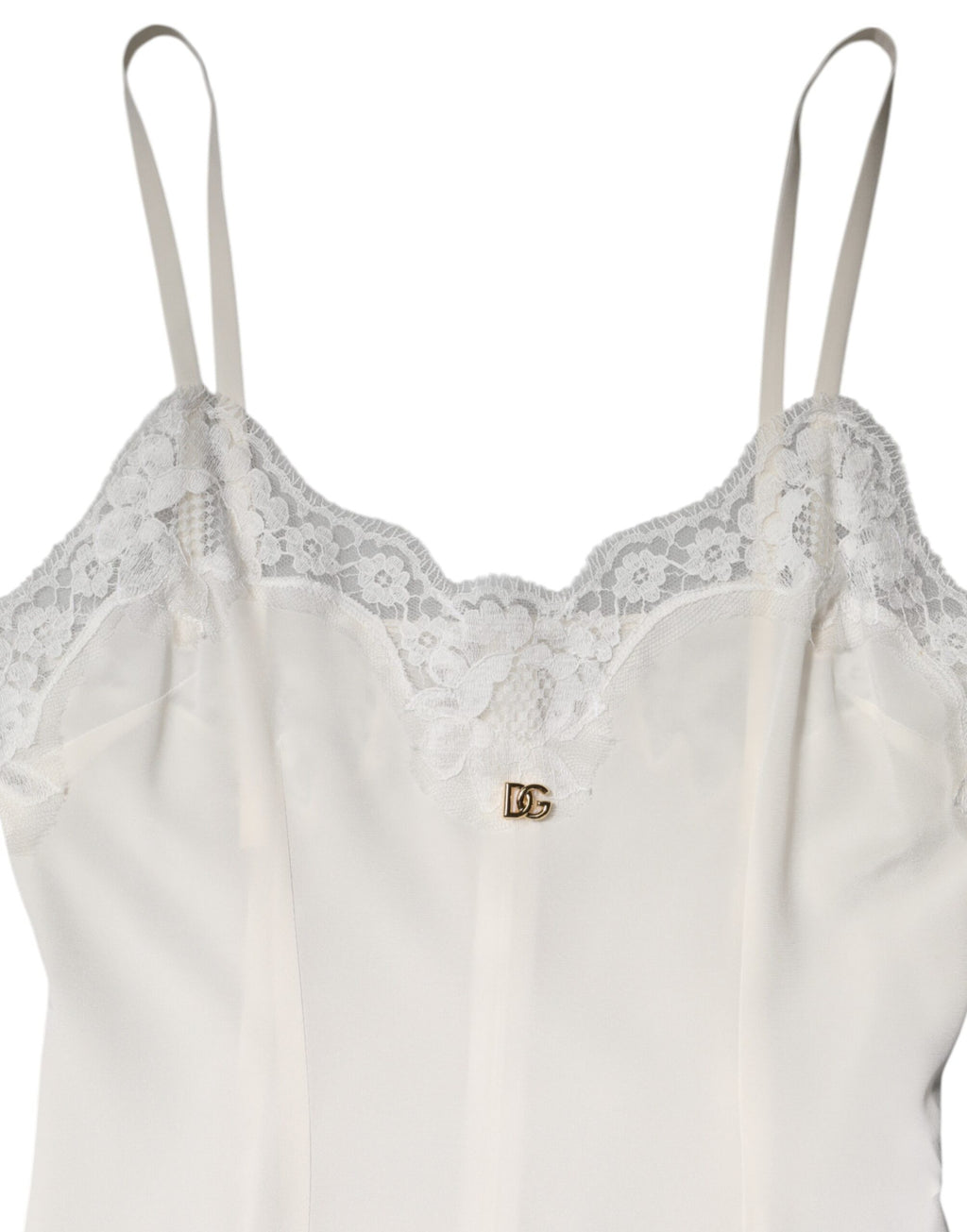 Robe de nuit en soie blanche Dolce & Gabbana avec dentelle, logo doré DG, vêtement de sommeil élégante.