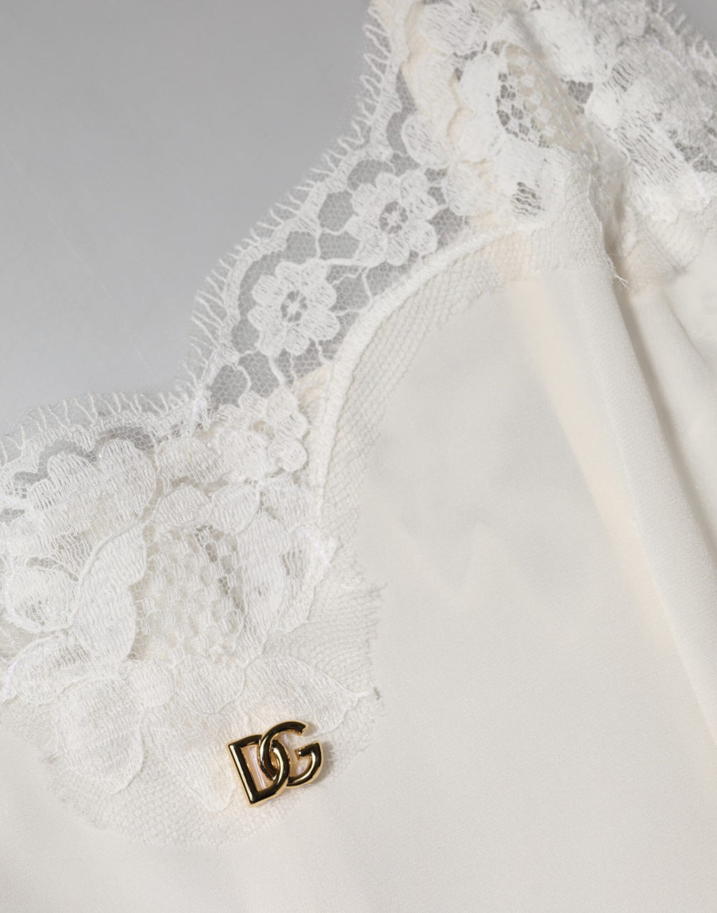 Robe de nuit en soie blanche Dolce & Gabbana avec dentelle, logo en or DG, élégante tenue de sommeil.