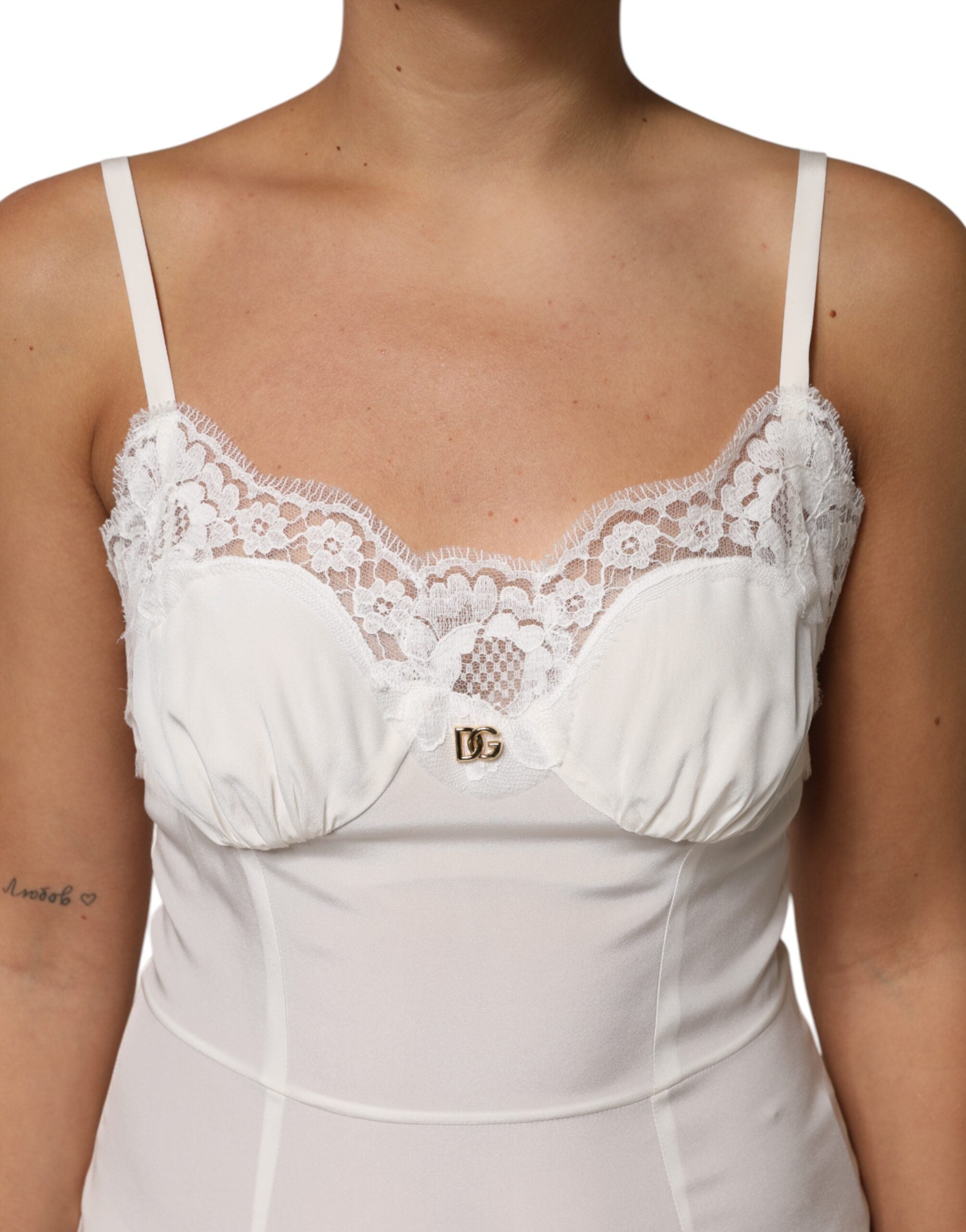 Robe de nuit en soie blanche Dolce & Gabbana avec dentelle et logo DG, élégante et raffinée.