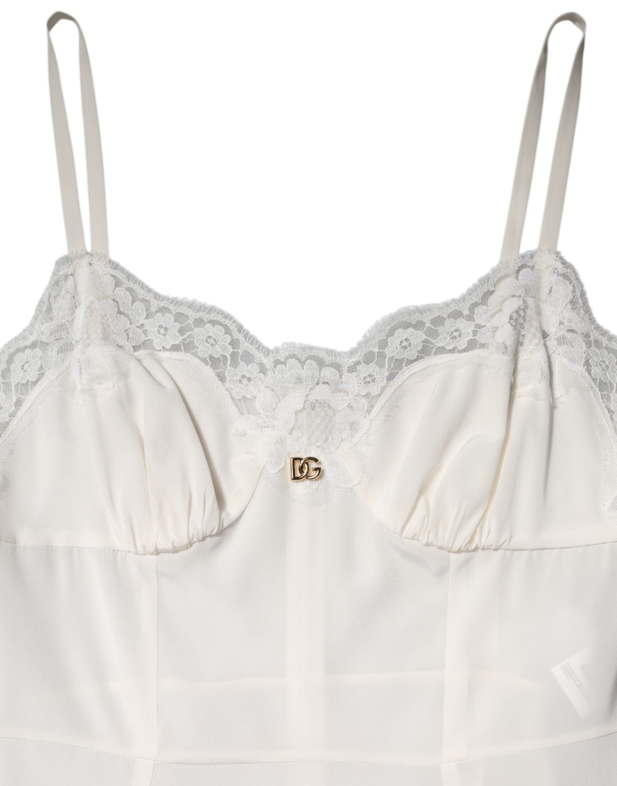 Robe de nuit en soie blanche Dolce & Gabbana avec dentelle et logo DG, élégante et raffinée.