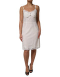 Robe de nuit en soie blanche Dolce & Gabbana avec dentelle, logo doré DG et détails élégants.