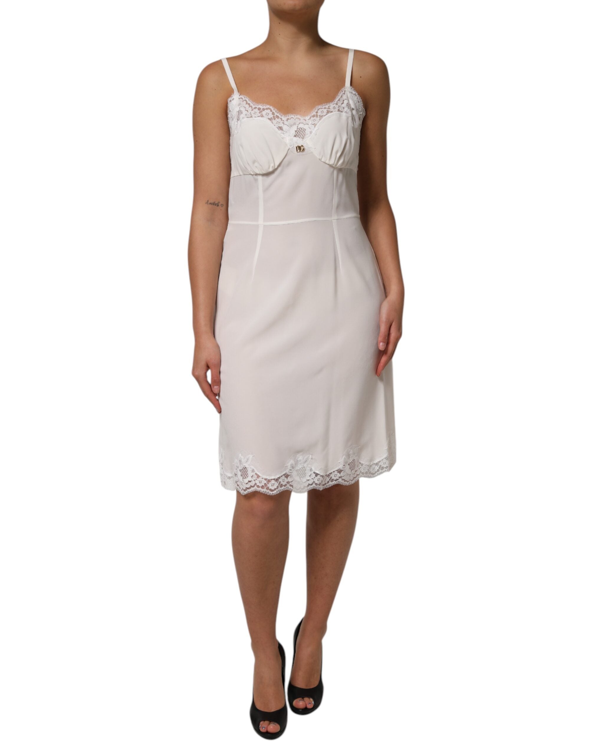 Robe de nuit en soie blanche Dolce & Gabbana avec dentelle, logo doré DG et détails élégants.