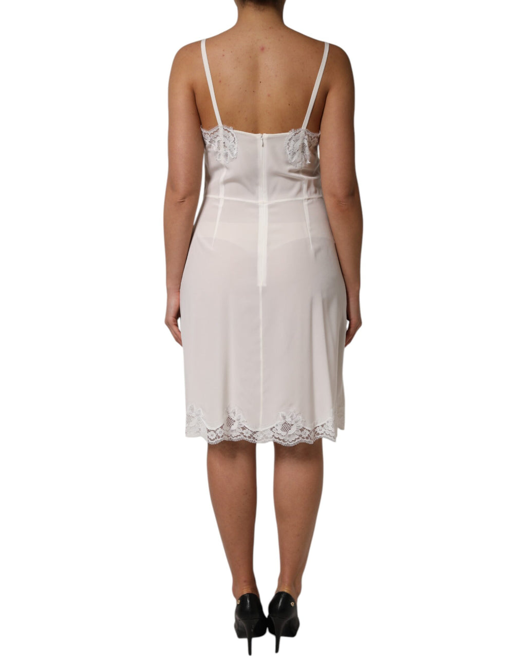 Robe de nuit en soie blanche Dolce & Gabbana avec dentelle, logo doré DG et détails élégants, élégante et raffinée.
