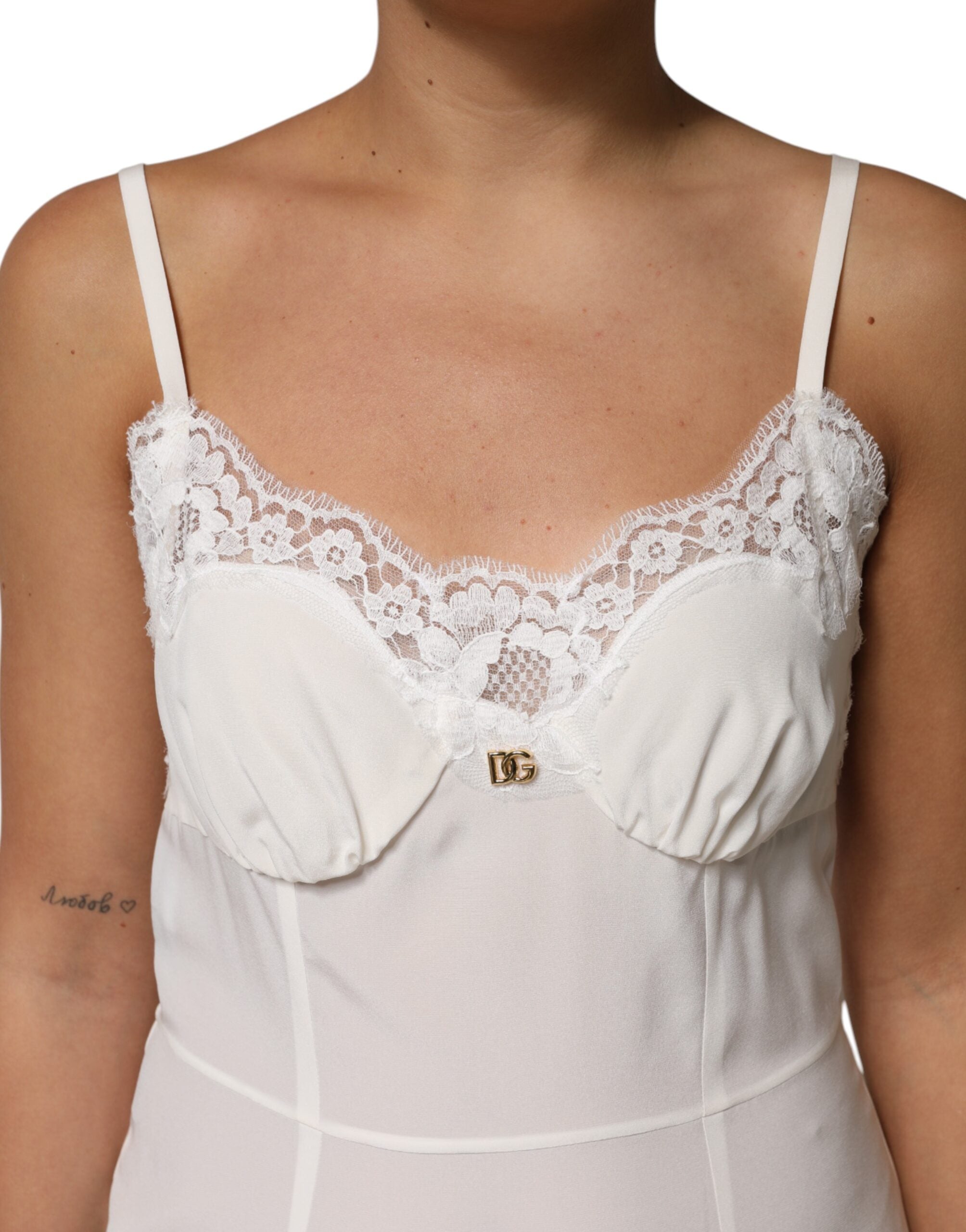 Nuisette en soie blanche Dolce & Gabbana avec dentelle, logo doré DG et détails élégants.