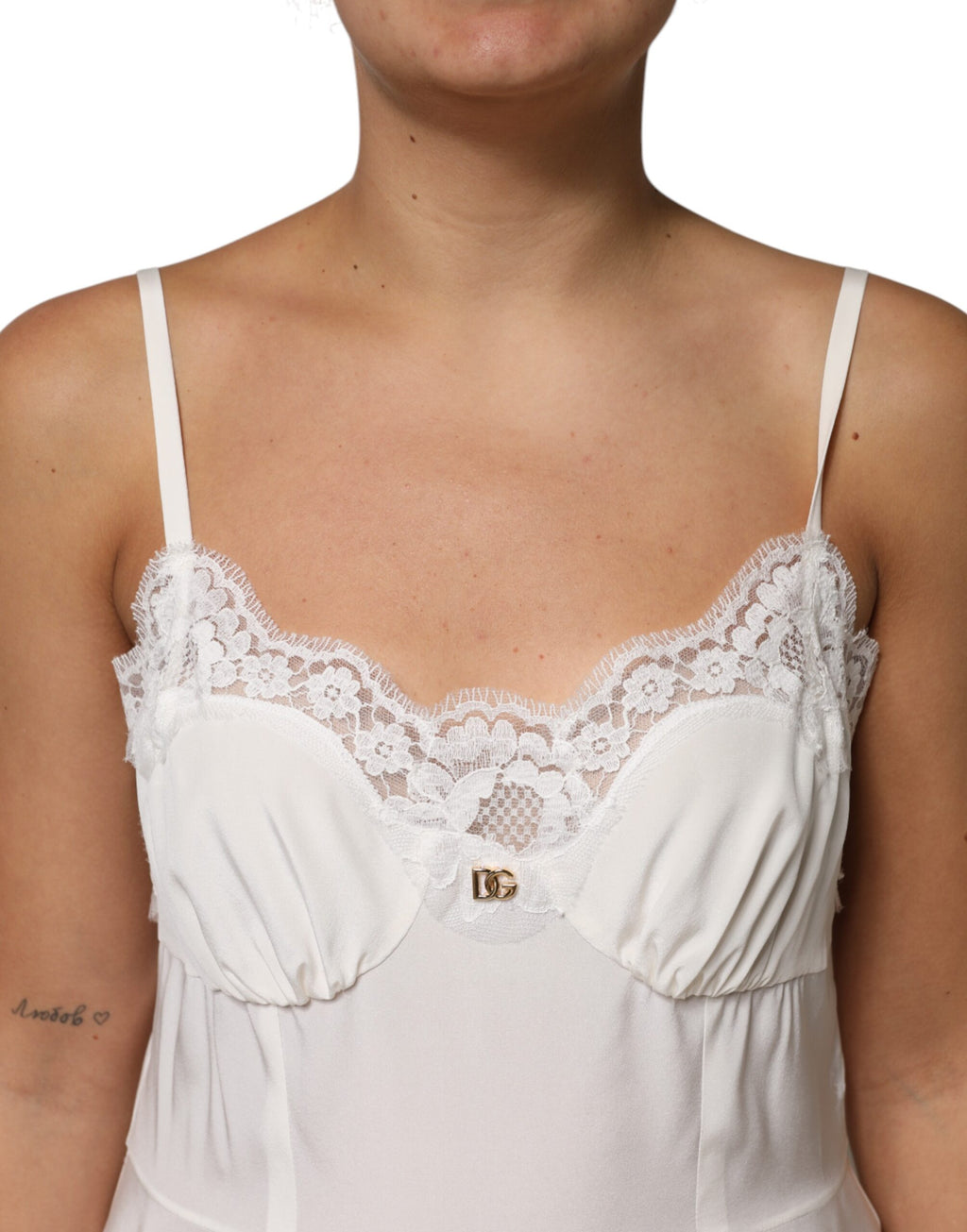Robe de nuit en soie blanche Dolce & Gabbana avec dentelle, logo doré DG et détails élégants.