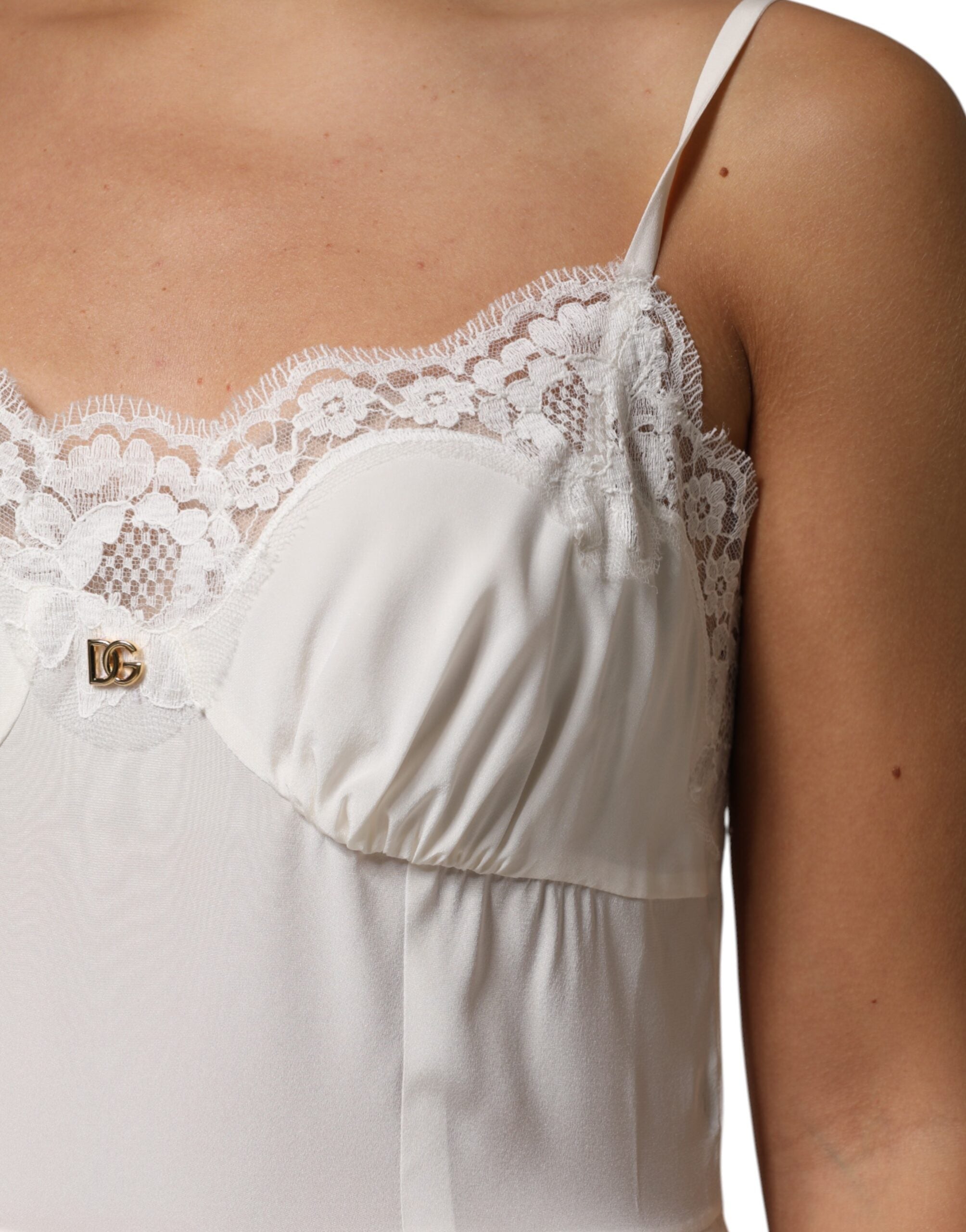 Robe de nuit en soie blanche Dolce & Gabbana avec dentelle, logo doré DG, élégante tenue de sommeil.