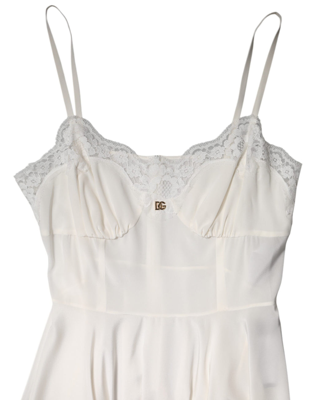 Robe de nuit en soie blanche Dolce & Gabbana avec dentelle, logo en or DG, élégante et raffinée.
