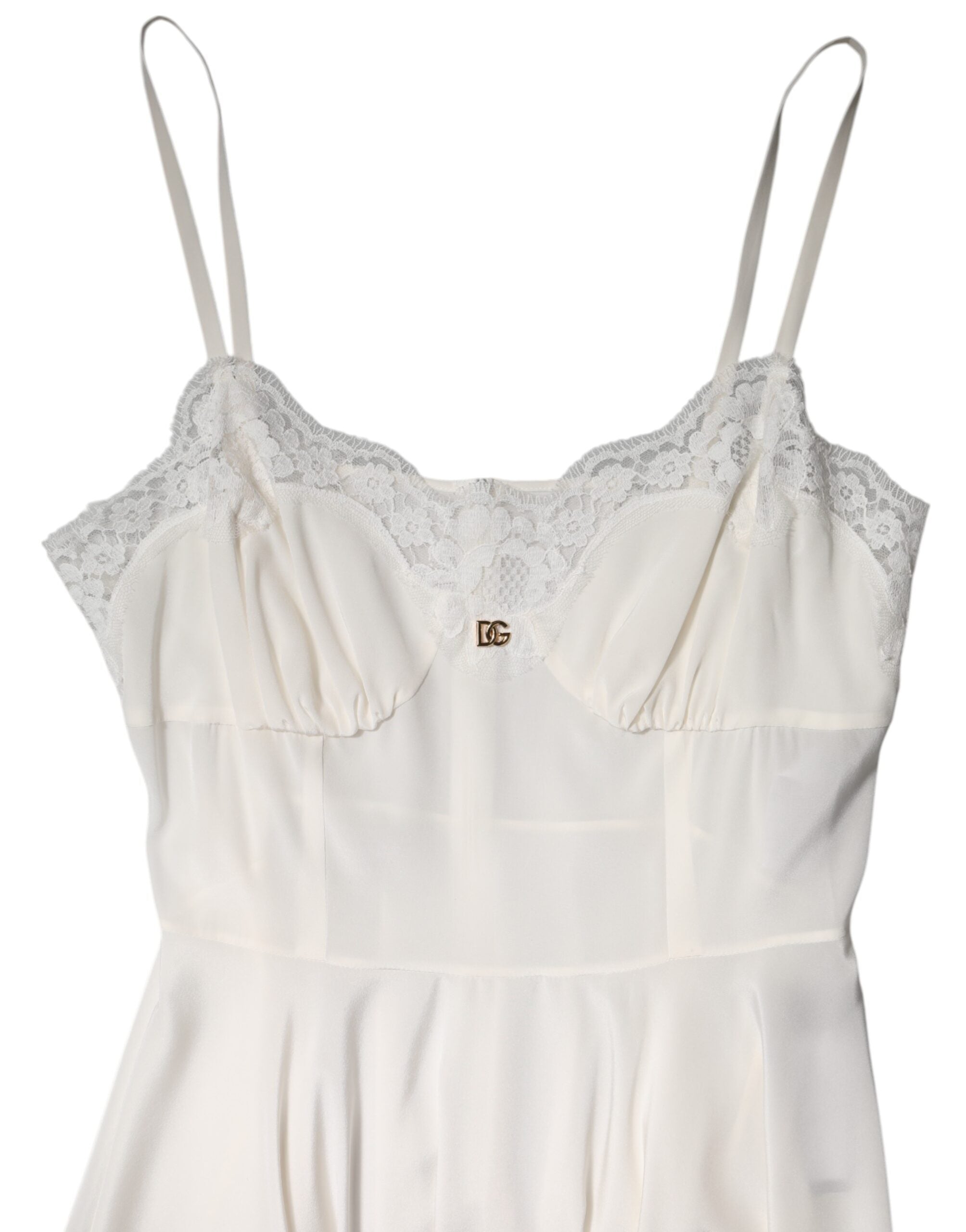 Robe de nuit en soie blanche Dolce & Gabbana avec dentelle, logo en or DG, élégante et raffinée.