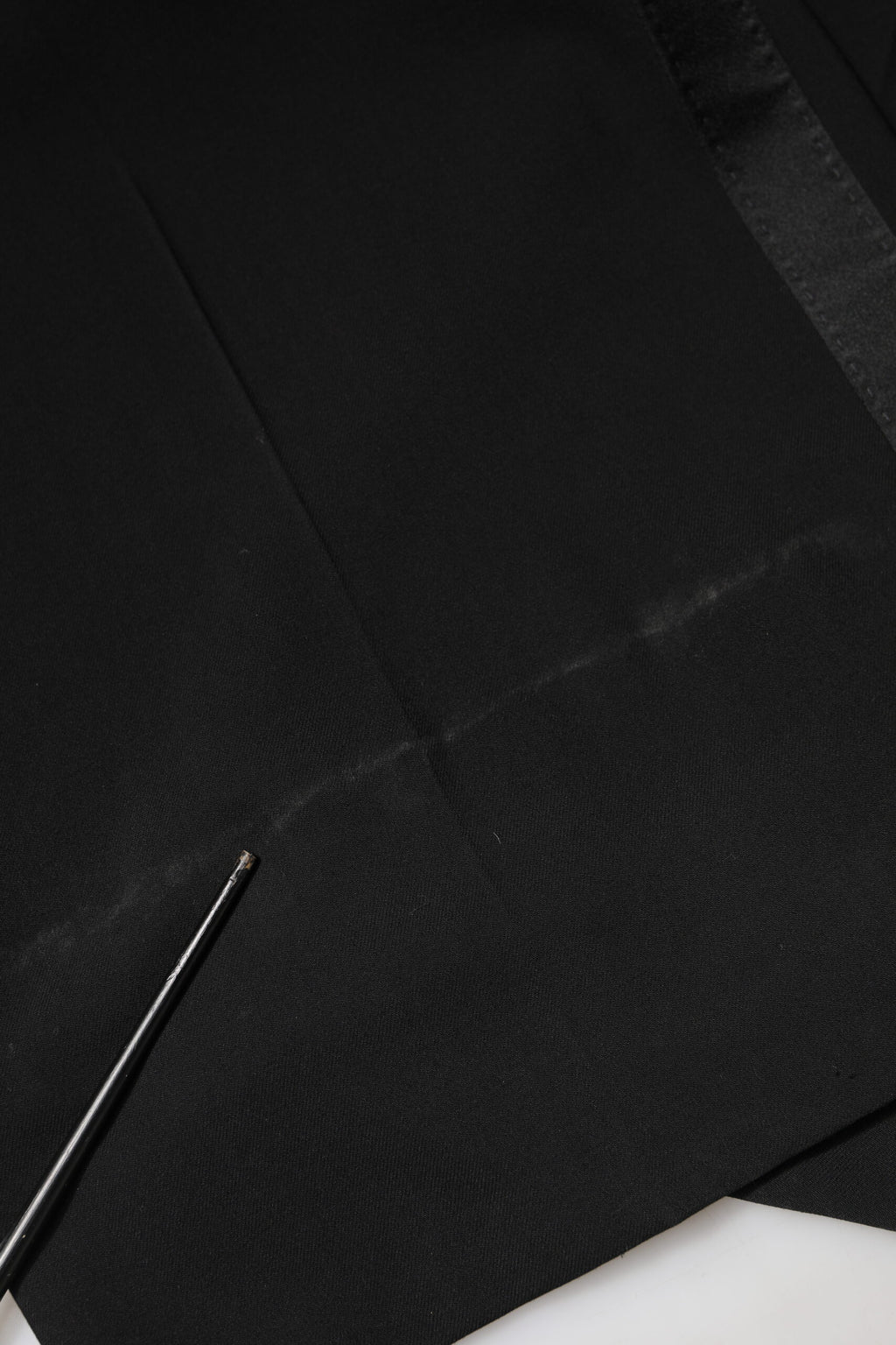 Pantalon en laine noire à taille haute et jambes larges de Dolce & Gabbana, vue de face, détail de la coupe moderne.