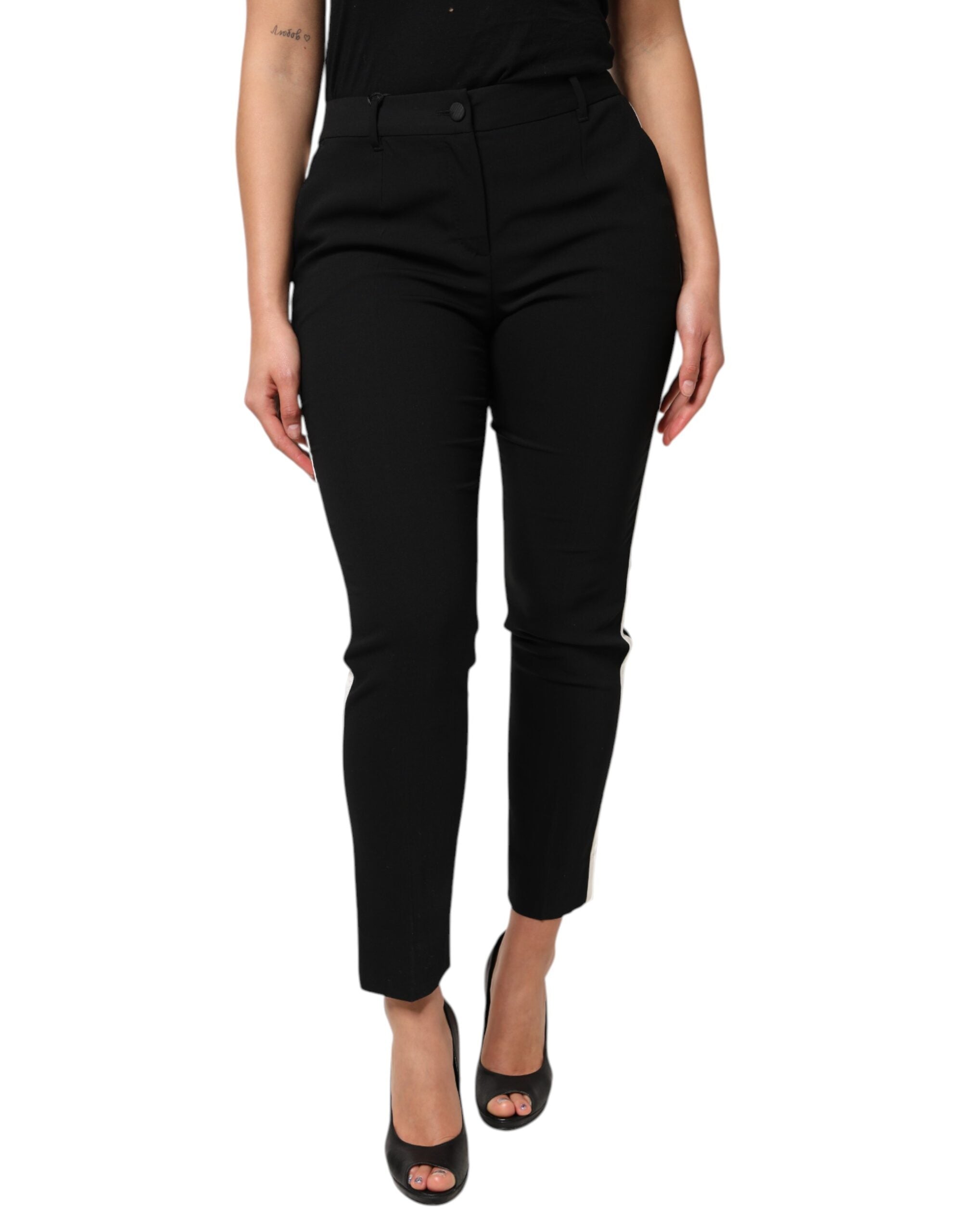 Pantalon noir en laine à taille haute et coupe tapered, de la marque Dolce & Gabbana, porté sur un mannequin.