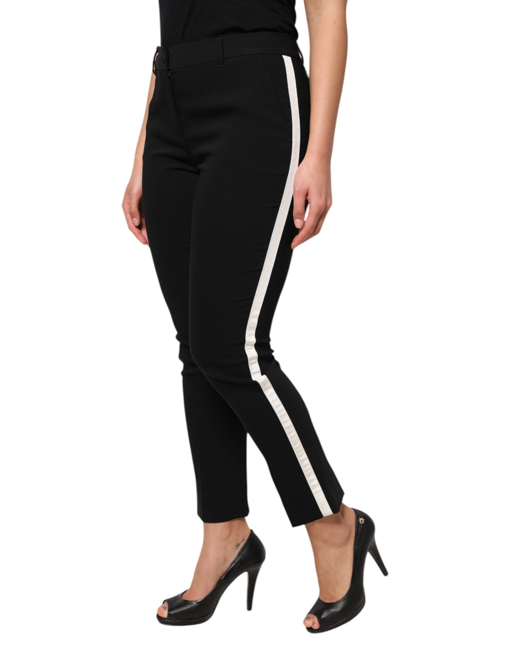Pantalon noir en laine Dolce & Gabbana à taille haute et coupe tapered, visible avec détails élégants et finition soignée.
