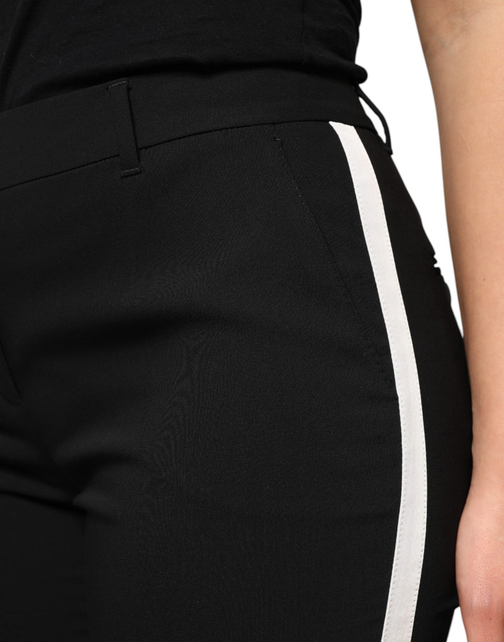 Pantalons noirs en laine Dolce & Gabbana à taille haute, coupe tapered élégante et moderne, visibles sur le mannequin.