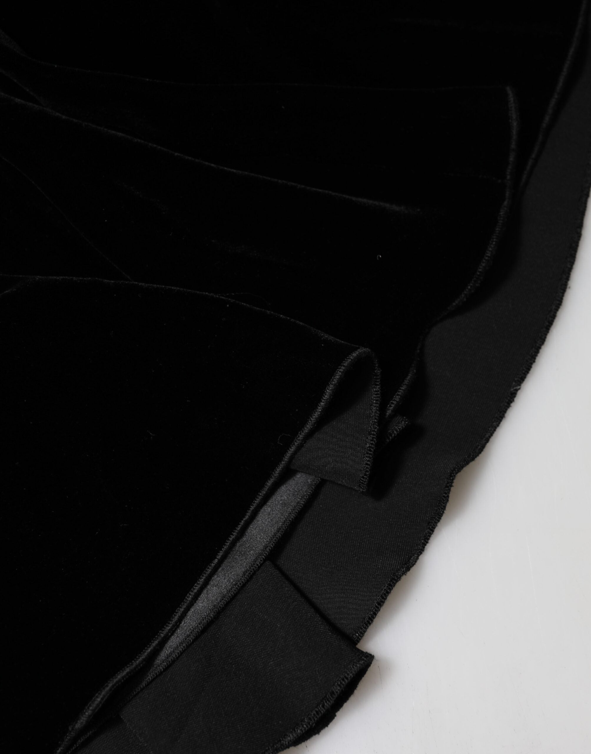 Jupe midi noire à taille haute et coupe évasée de Dolce & Gabbana, design élégant et tendance.