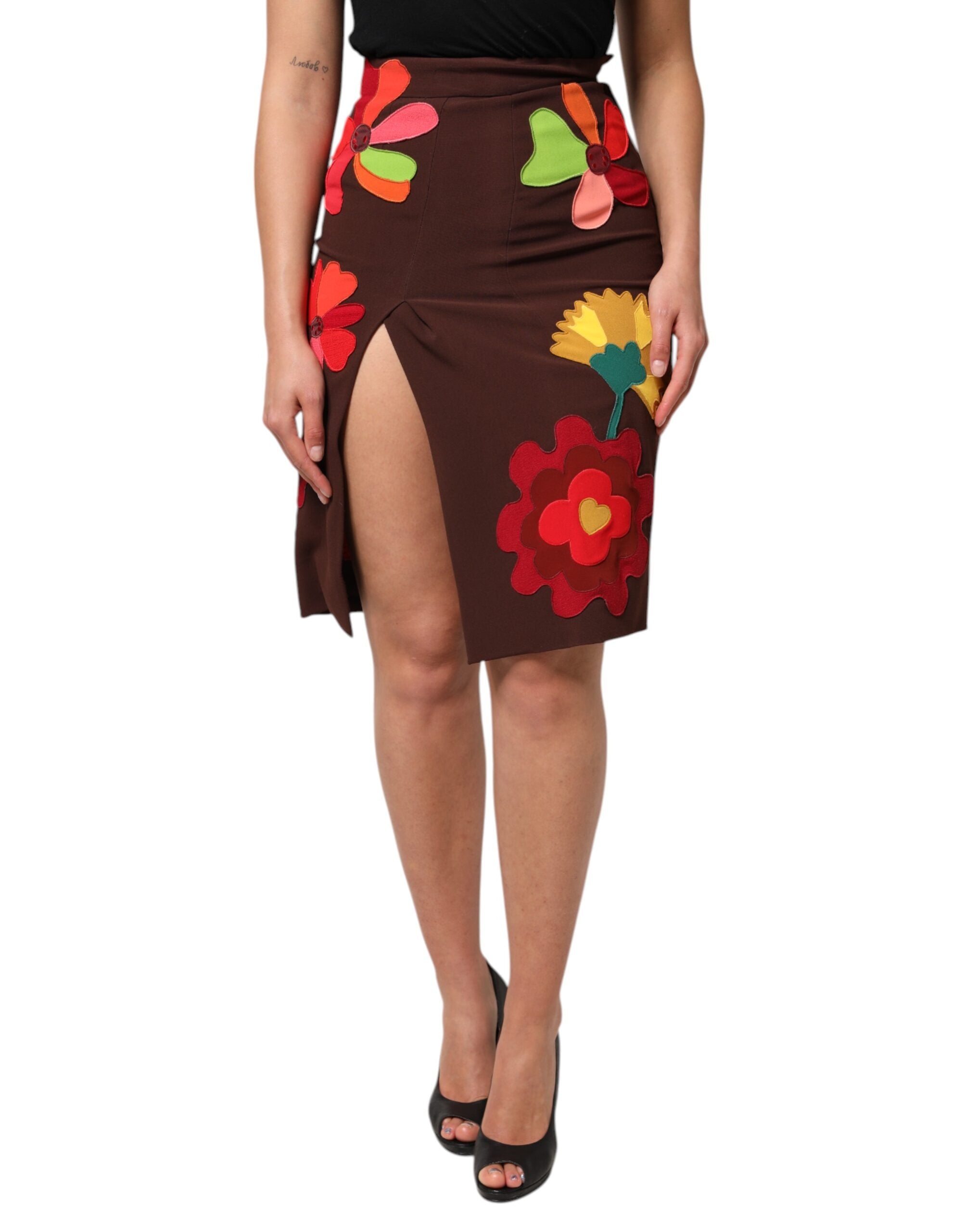 Jupe longue marron à fleurs Dolce & Gabbana, taille haute avec fente sur le côté, tissu élégant et féminin.