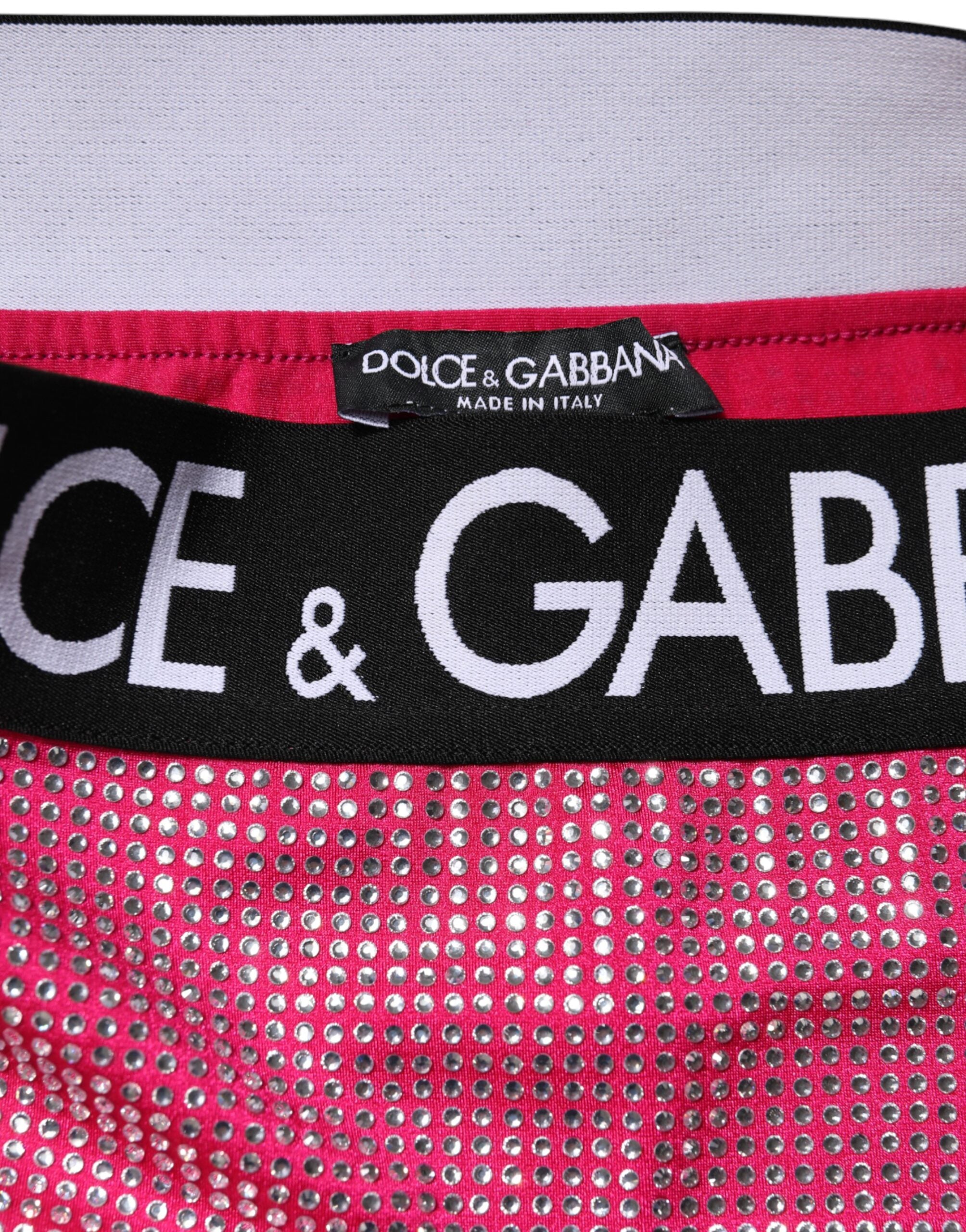Mini jupe rose Dolce & Gabbana avec logo orné de strass brillants, style élégant et glamour.