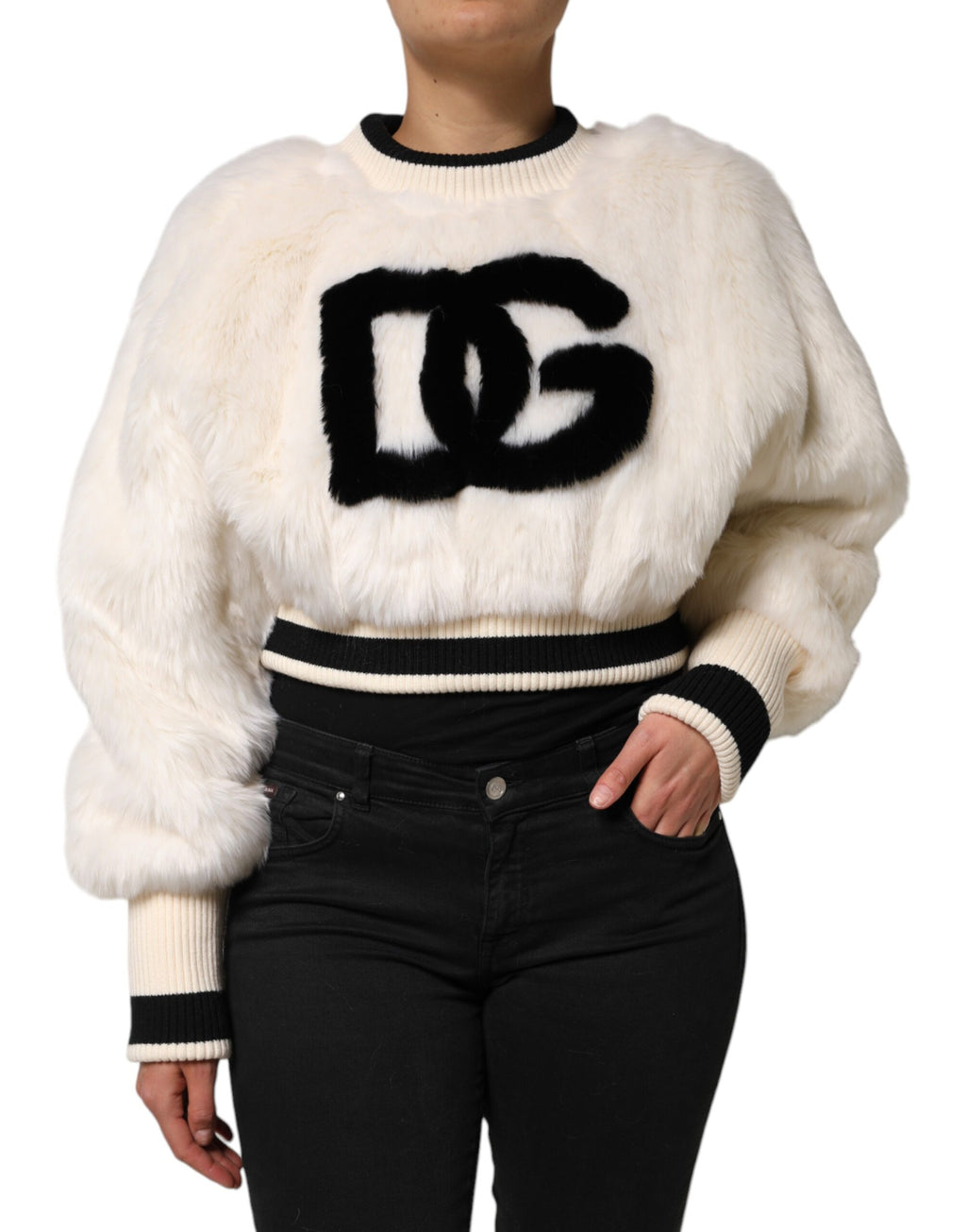 Sweat-shirt court en fausse fourrure blanche Dolce & Gabbana avec logo DG visible, ajusté et confortable.