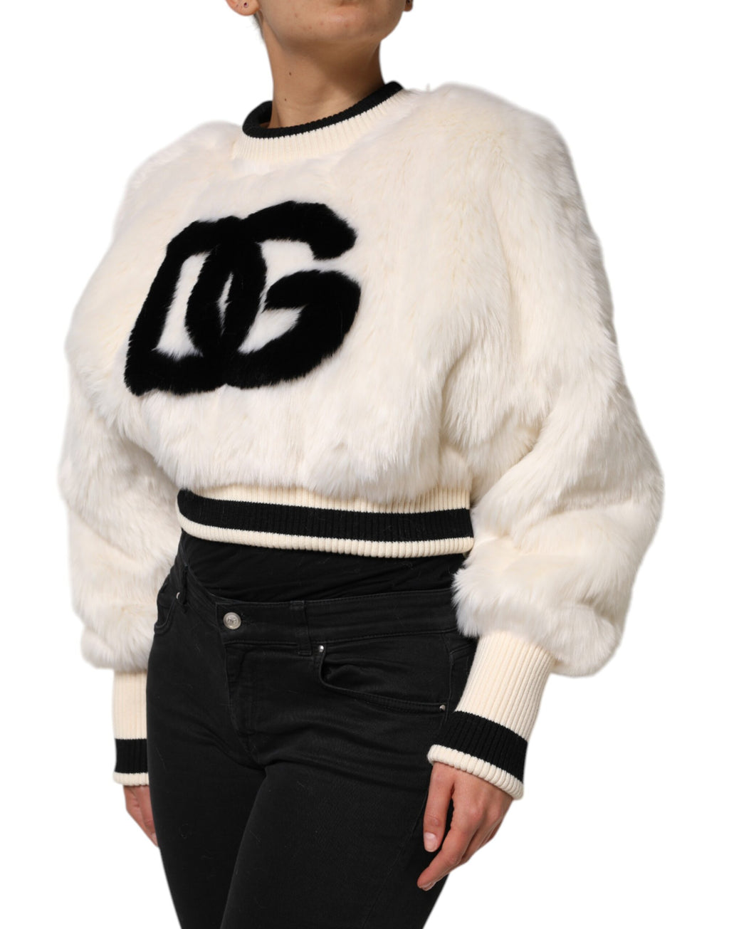 Sweatshirt court en fausse fourrure blanche Dolce & Gabbana avec logo DG visible, style confortable et chic.