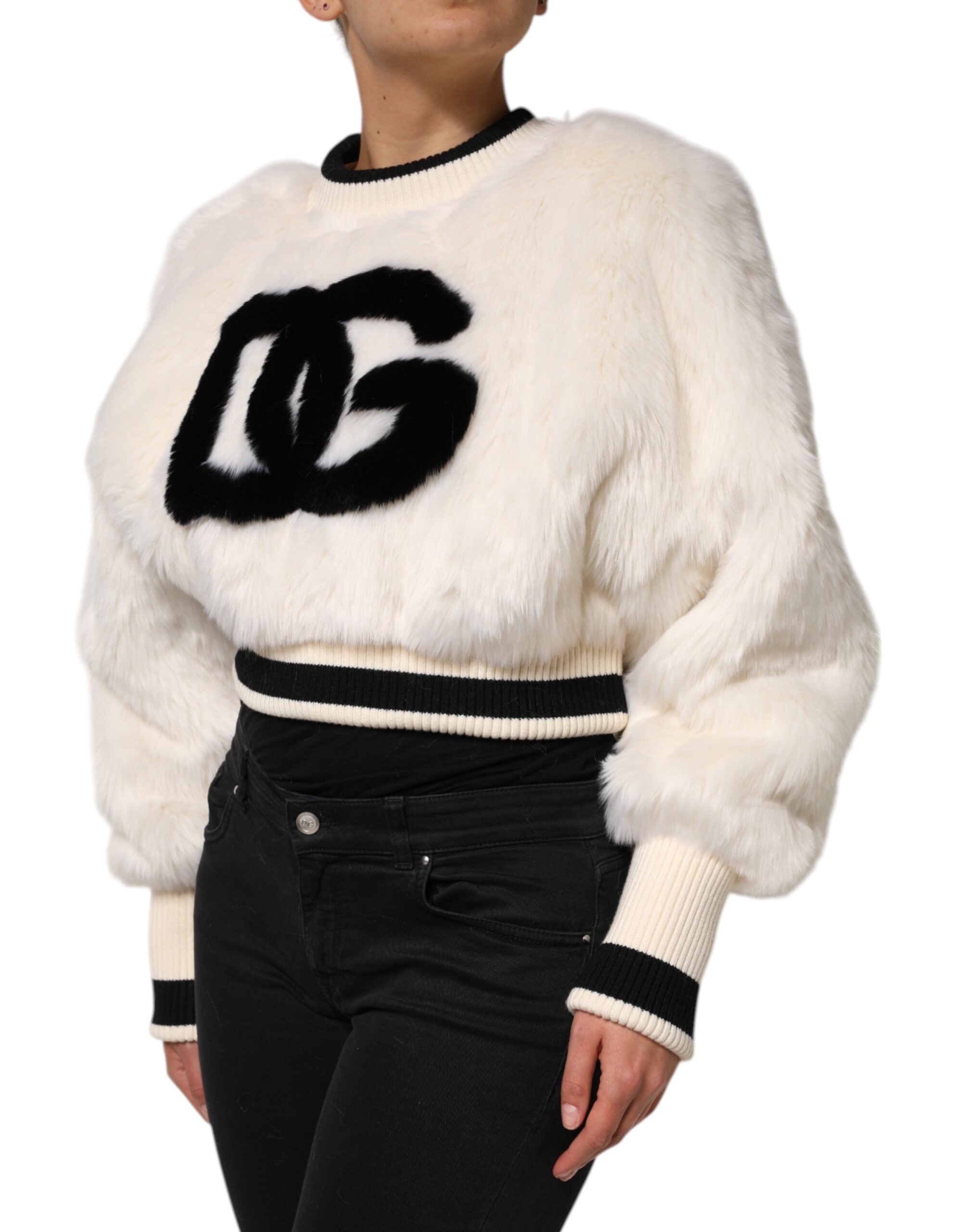 Sweatshirt court en fausse fourrure blanche Dolce & Gabbana avec logo DG visible, style confortable et chic.