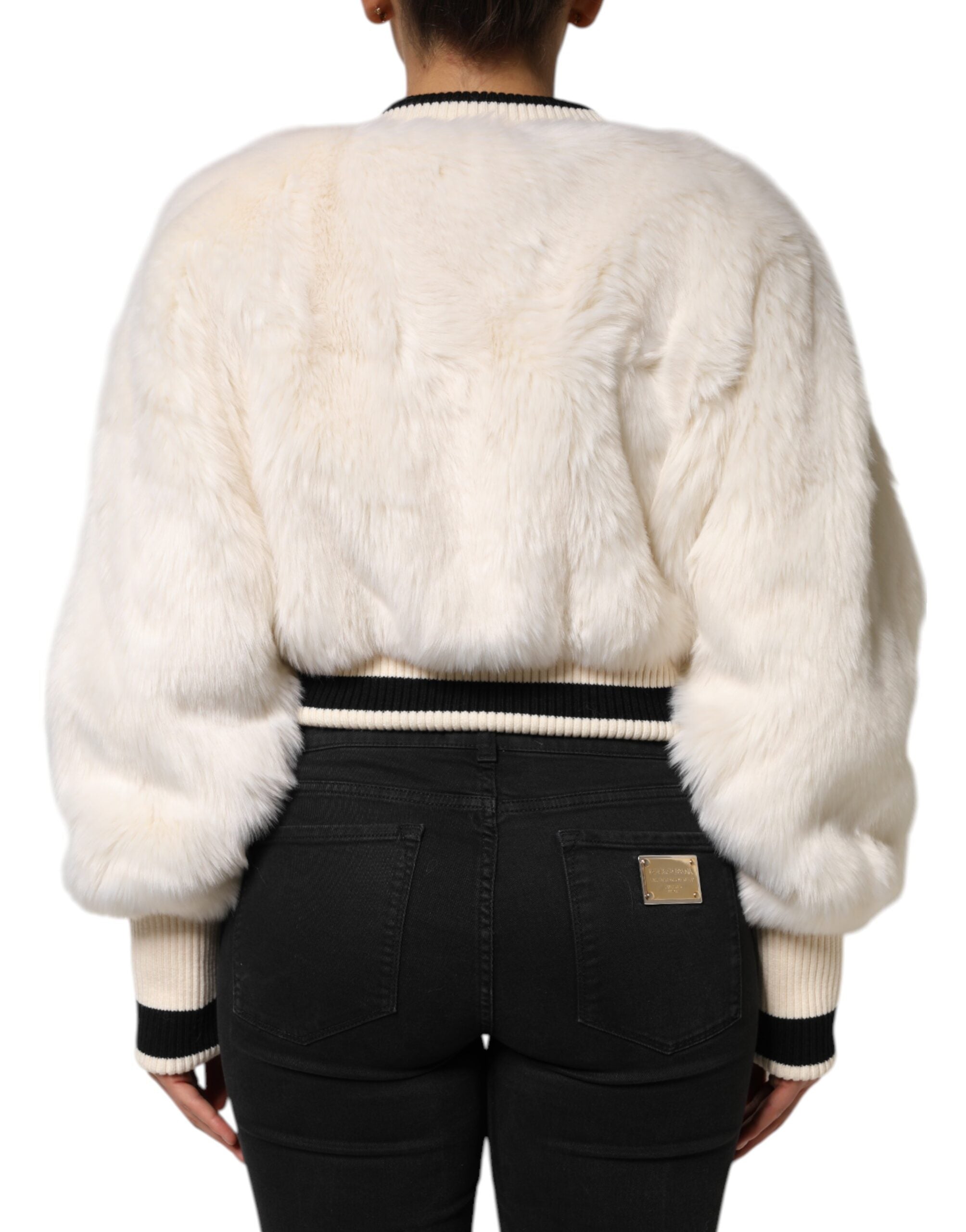 Sweatshirt court en fausse fourrure blanche Dolce & Gabbana avec logo DG imprimé, style décontracté et chic.